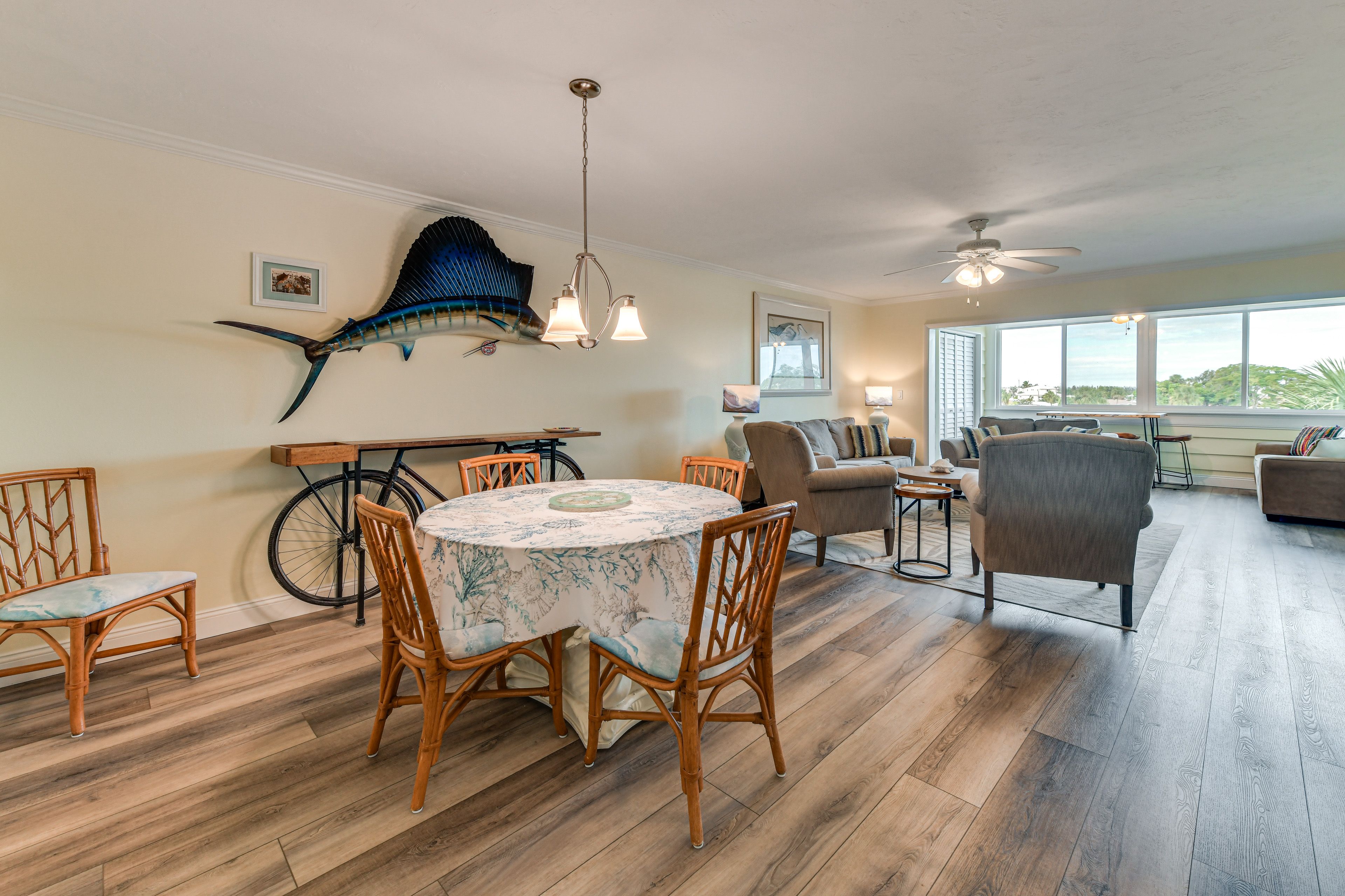 Dining Area | Dishes & Flatware Provided