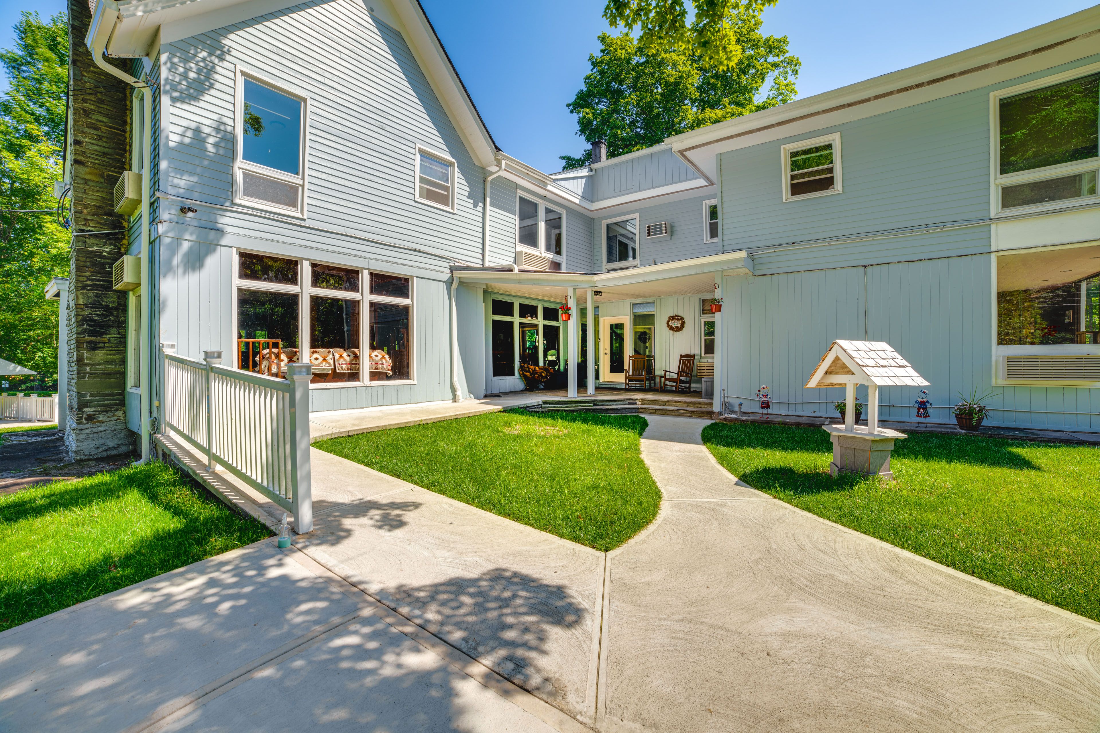 Driveway (10 Vehicles) | RV/Trailer Parking Allowed On-Site