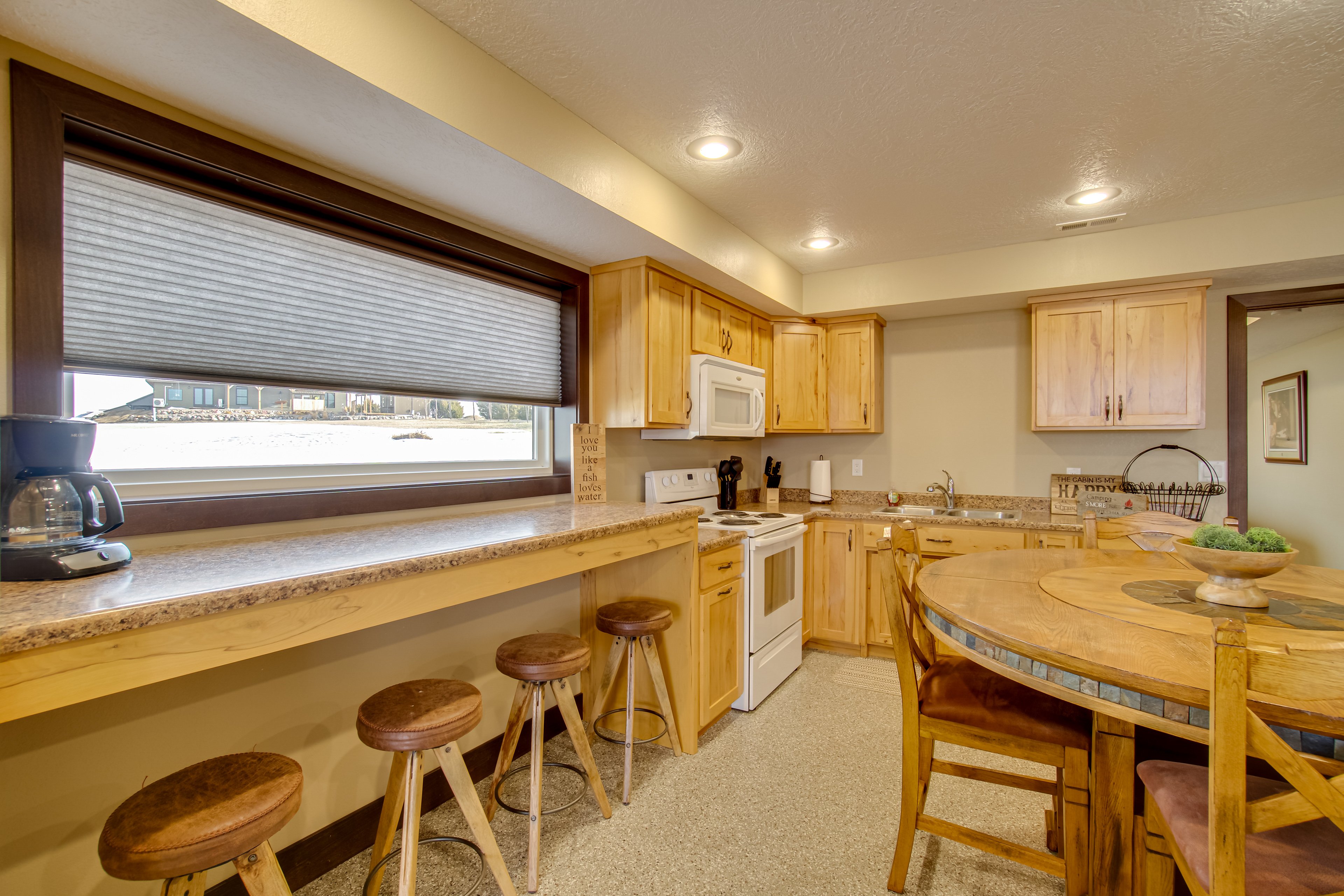 Free Wi-Fi I Breakfast Bar I Coffee Maker