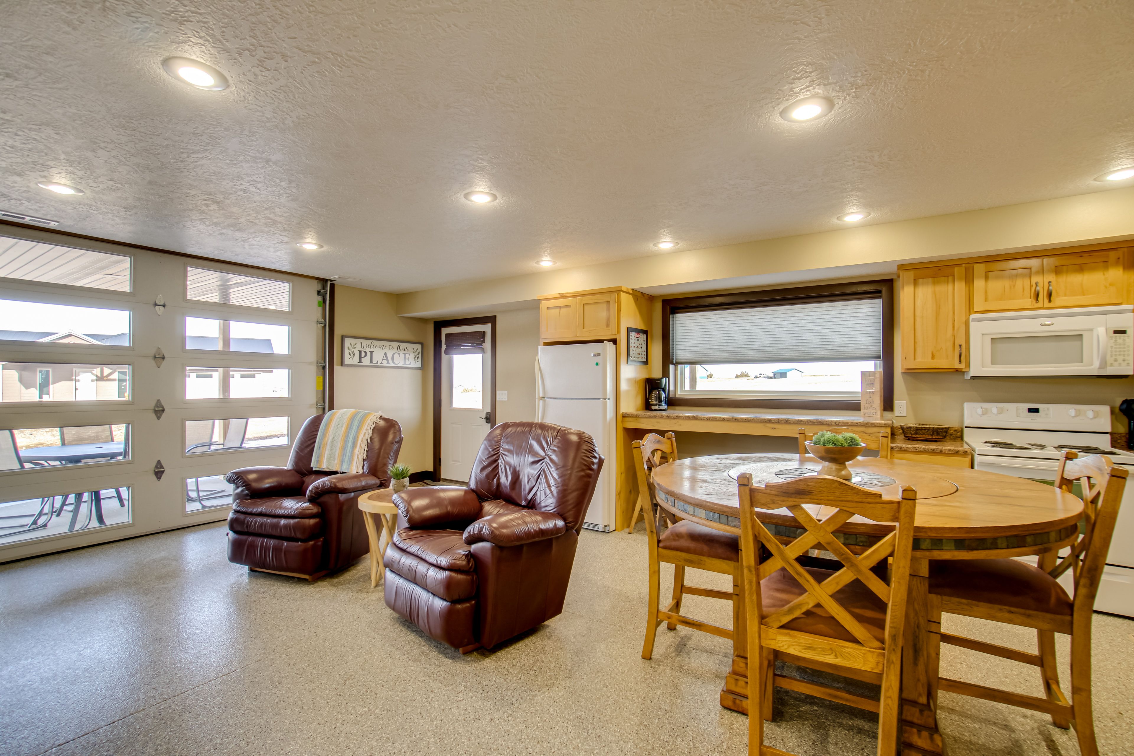 Dining Area | Dishware/Flatware Provided | 1st Floor