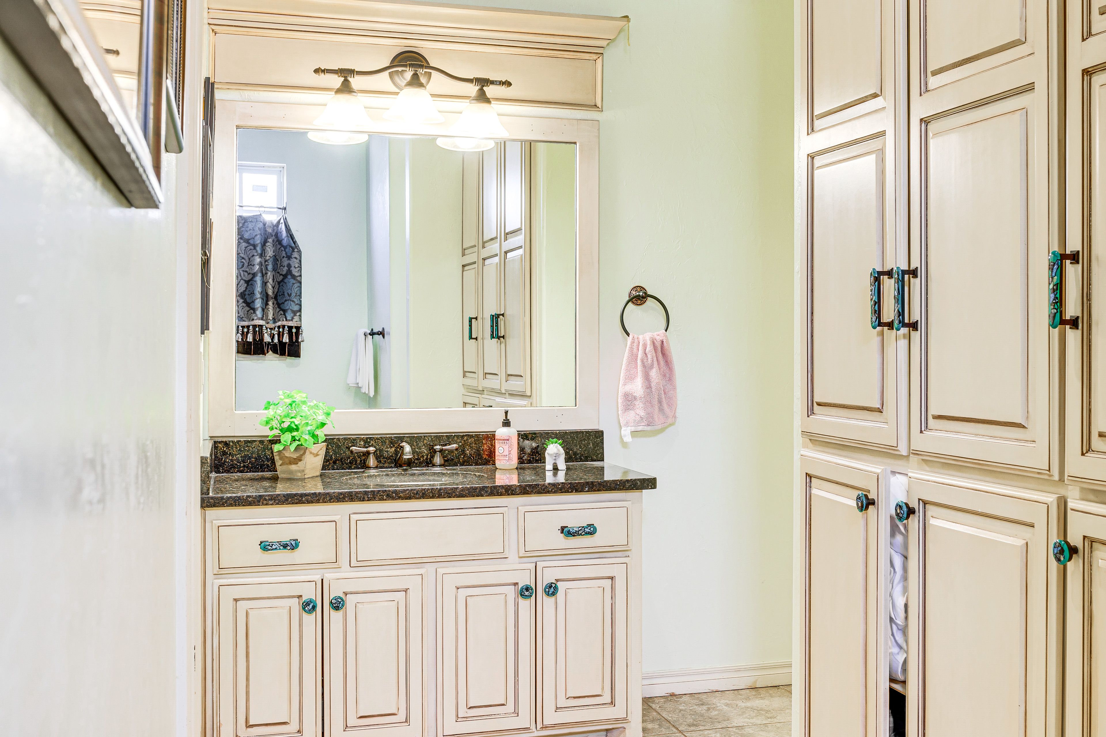 En-Suite Bathroom | 2nd Floor