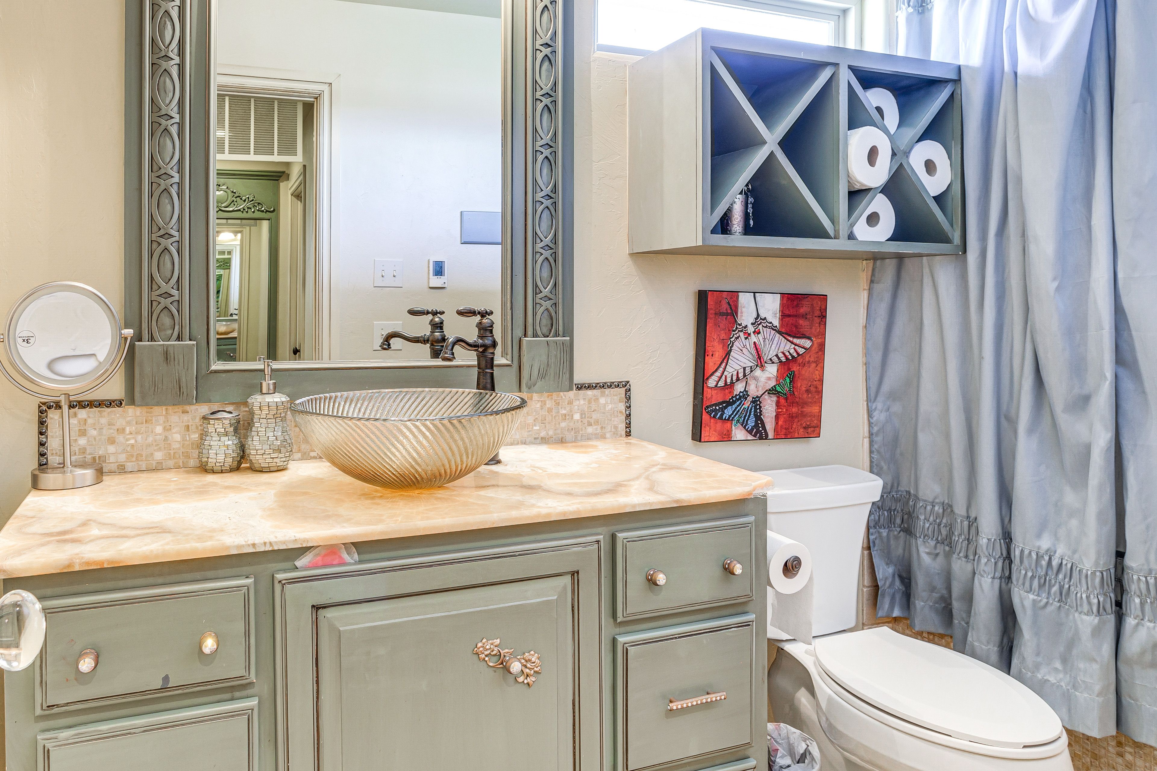Full Bathroom | Towels Provided | 2nd Floor
