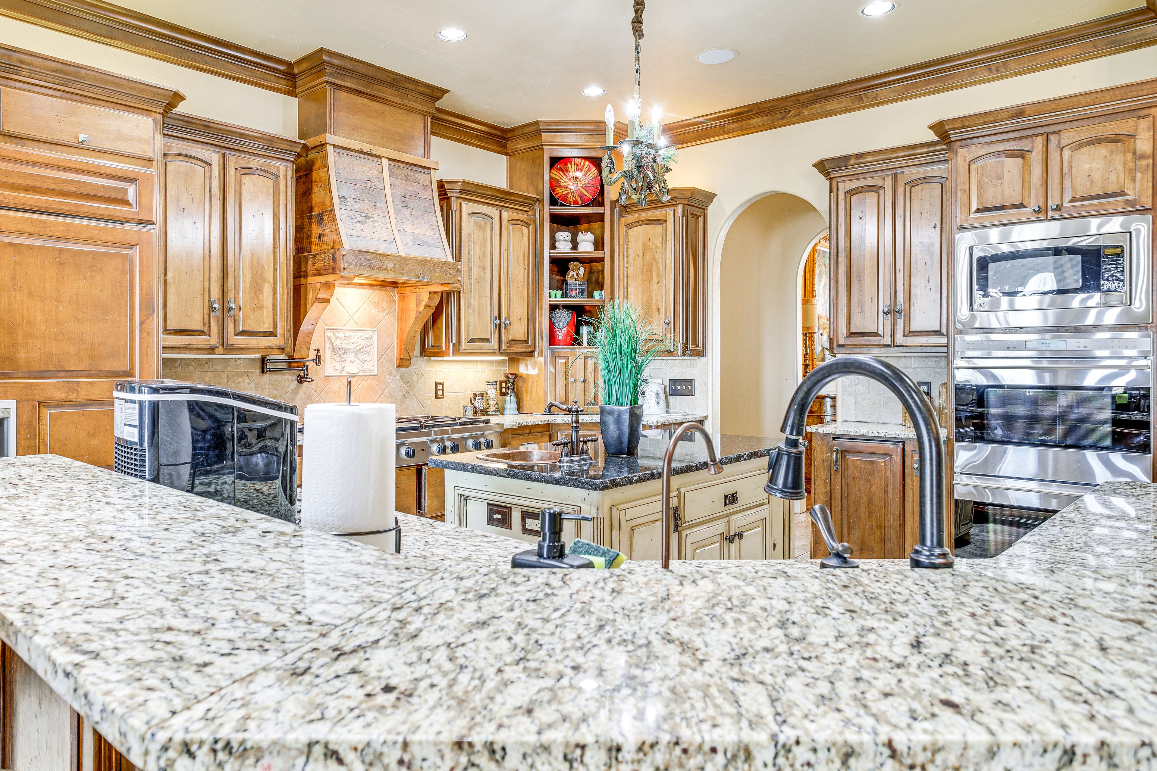 Kitchen | Cooking Basics | Ice Maker | Double Oven | 1st Floor