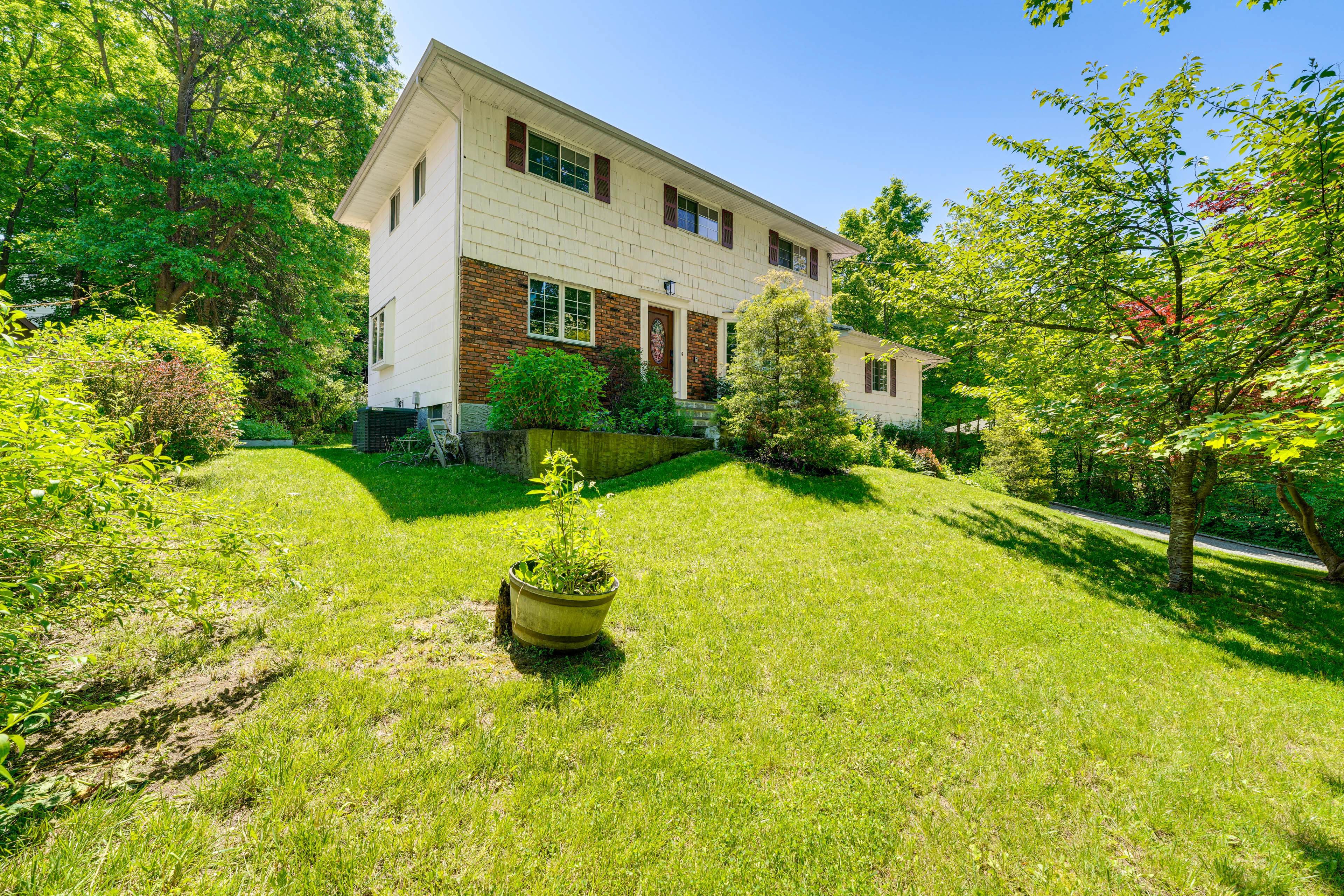 Ossining Vacation Rental | 5BR | 3.5BA | 2,800 Sq Ft | Stairs Required