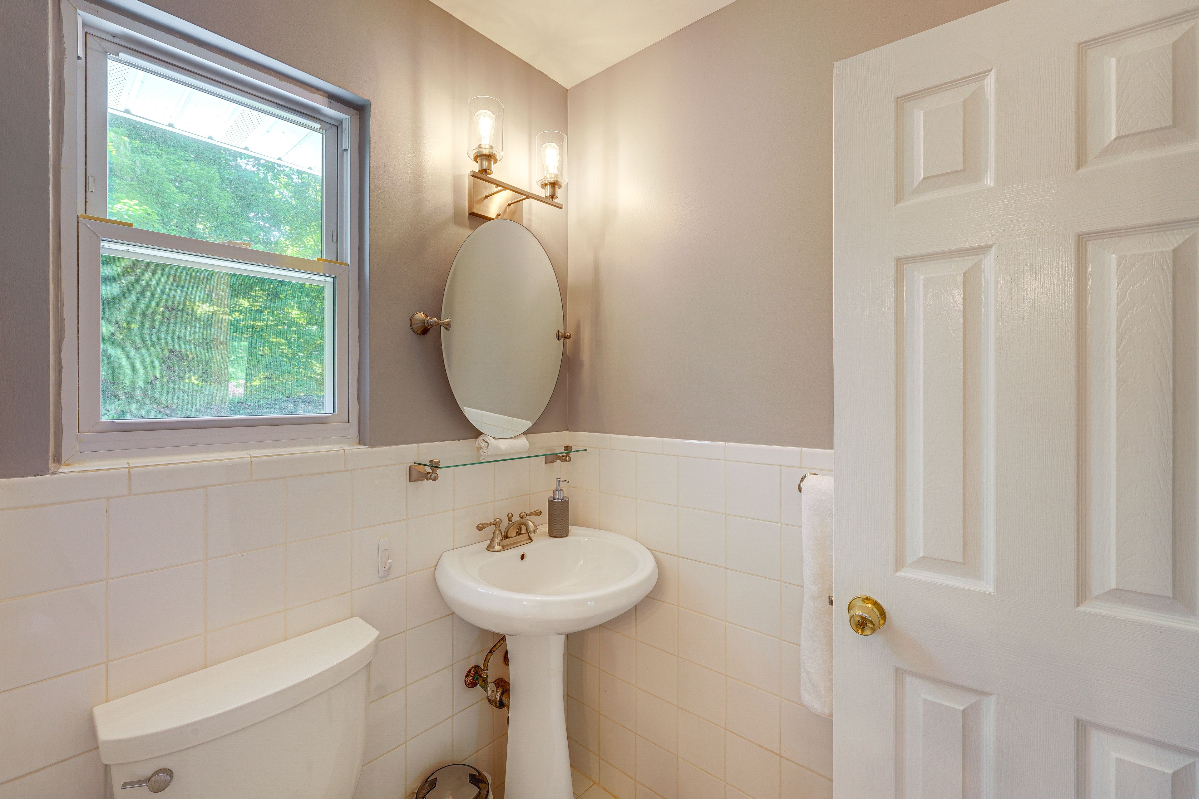 Jack-and-Jill Bathroom | 2nd Floor