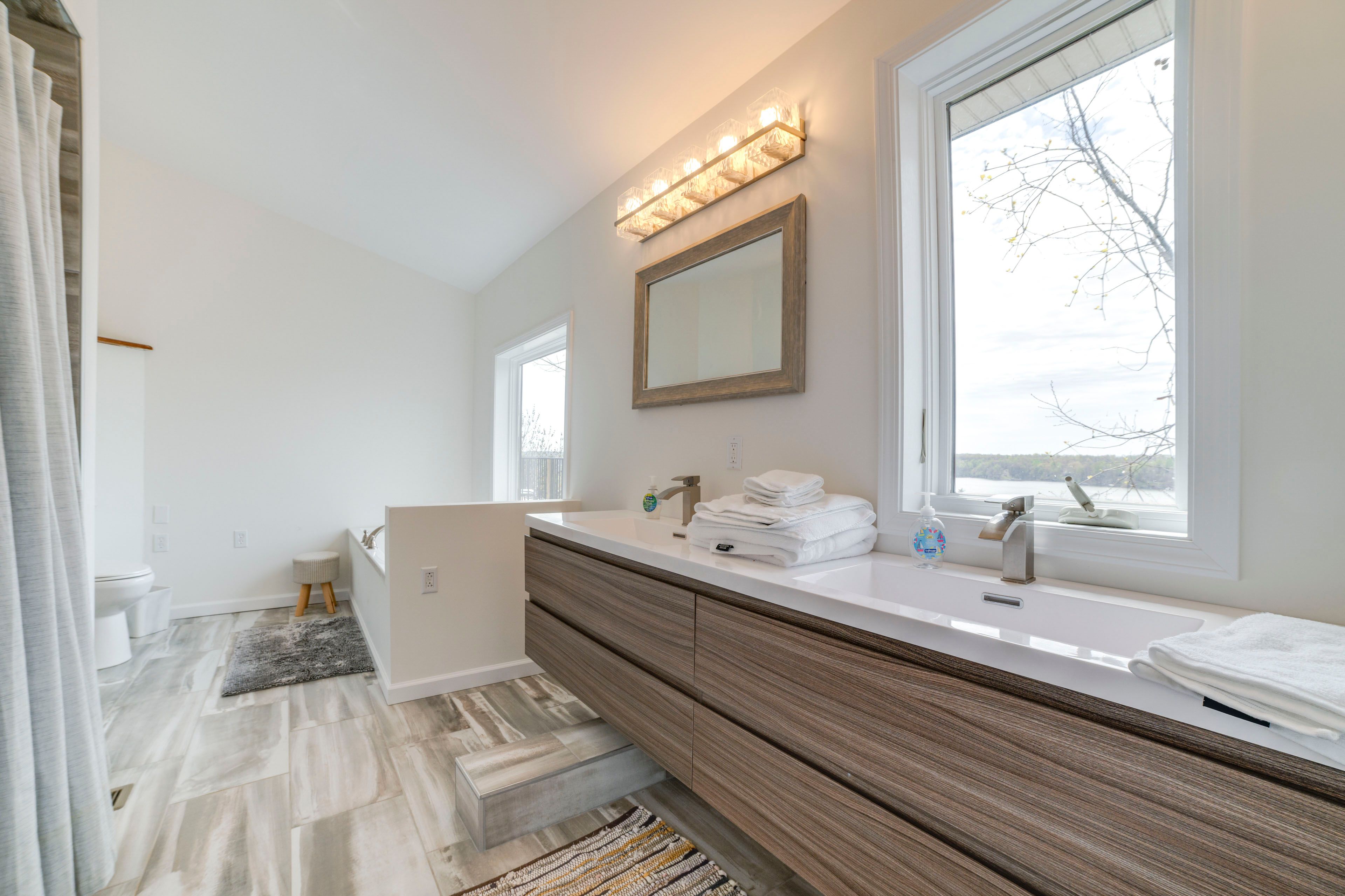 En-Suite Bathroom | 1st Floor