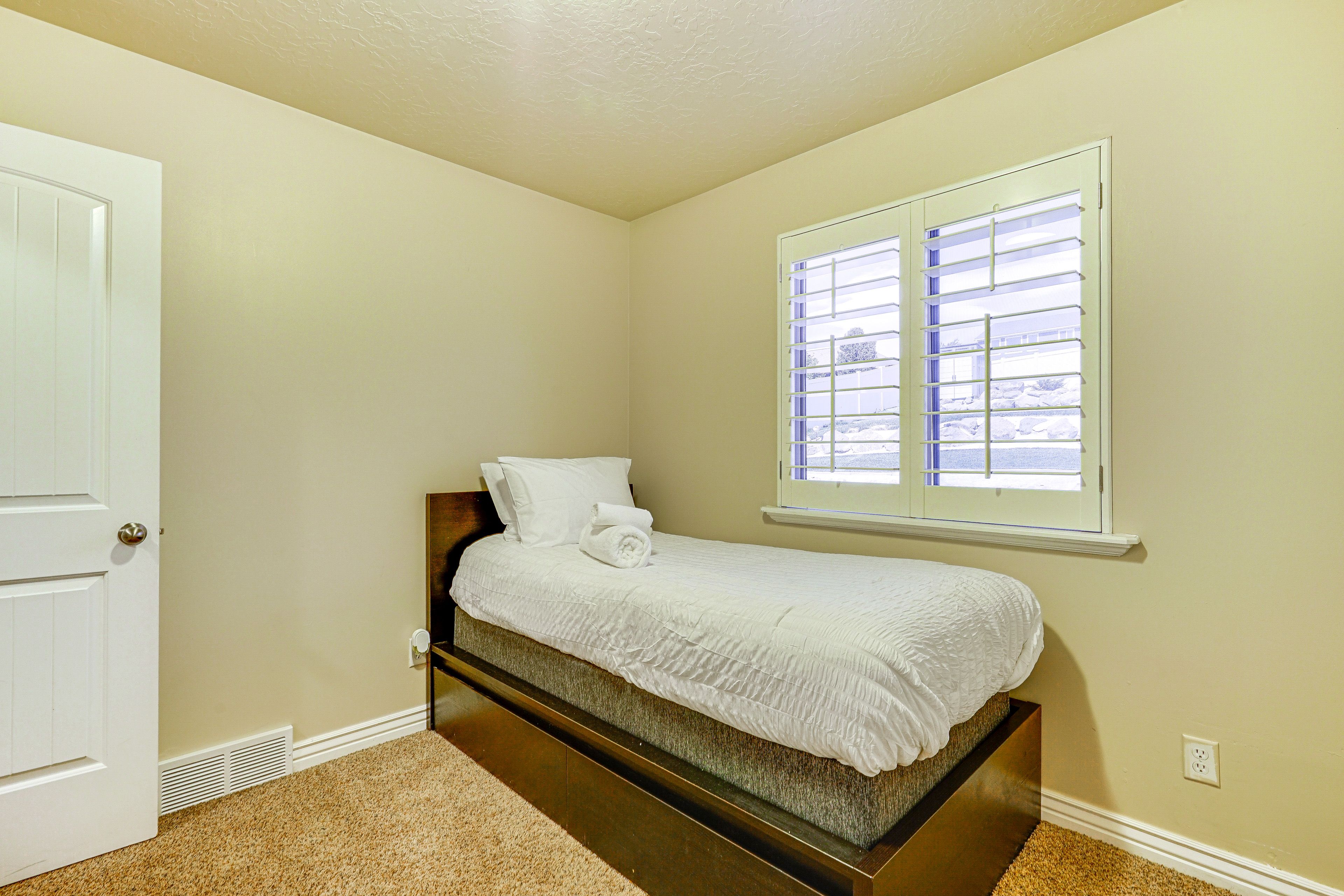 Bedroom 2 | Twin Bed | 1st Floor