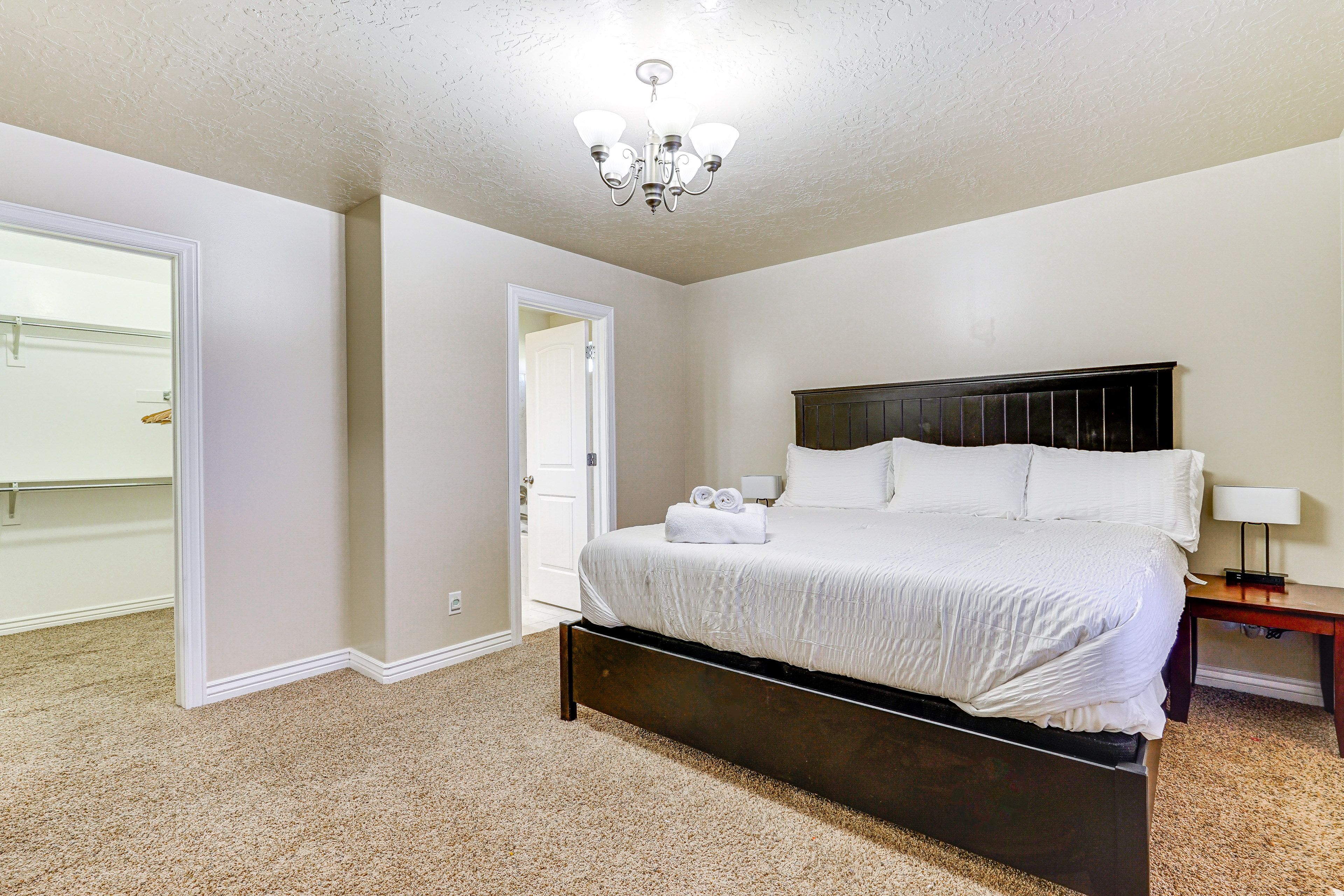 Bedroom 1 | California King Bed | Walk-In Closet | En-Suite Bathroom | 1st Floor