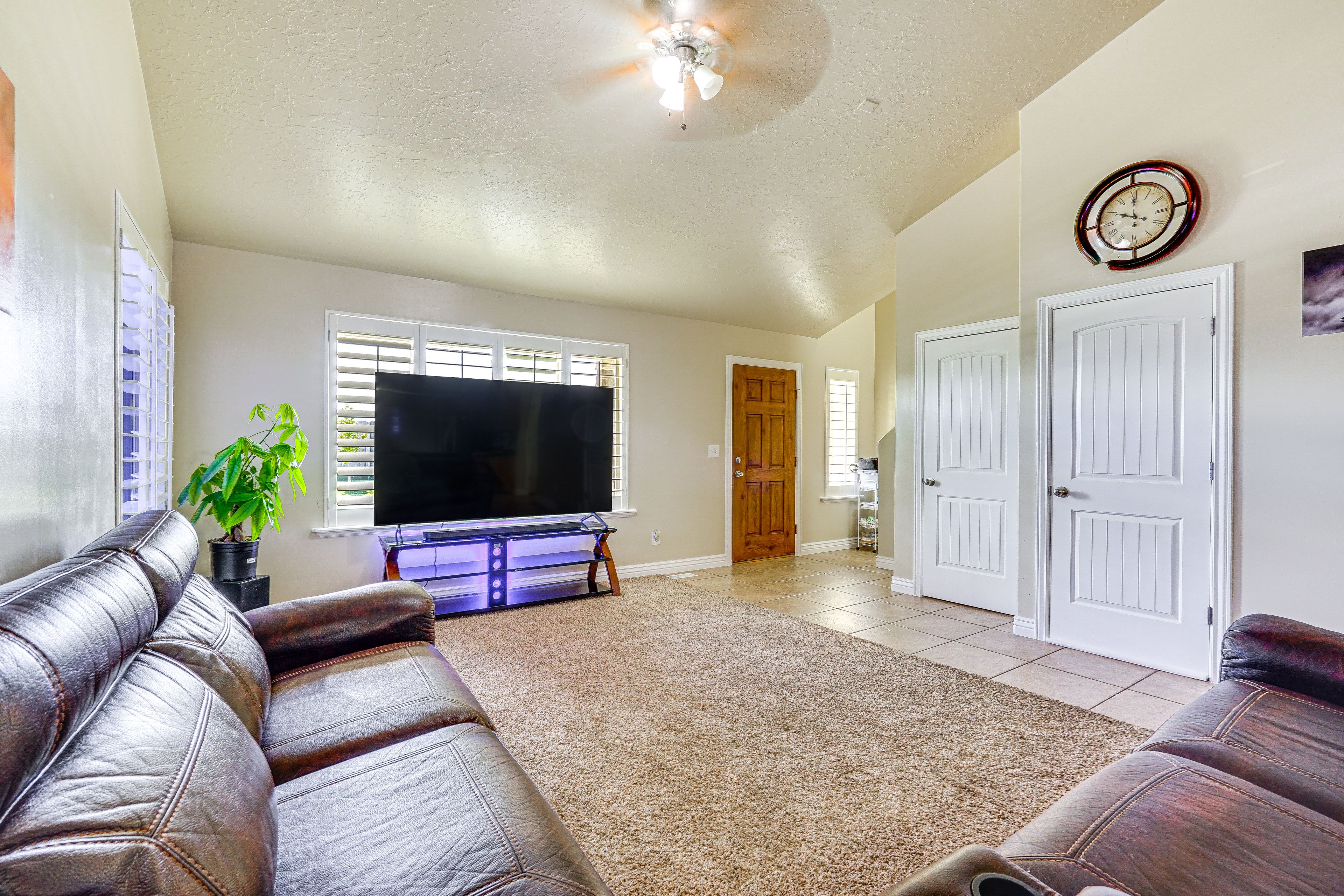 Living Room | Smart TV | Central Air Conditioning | 1st Floor