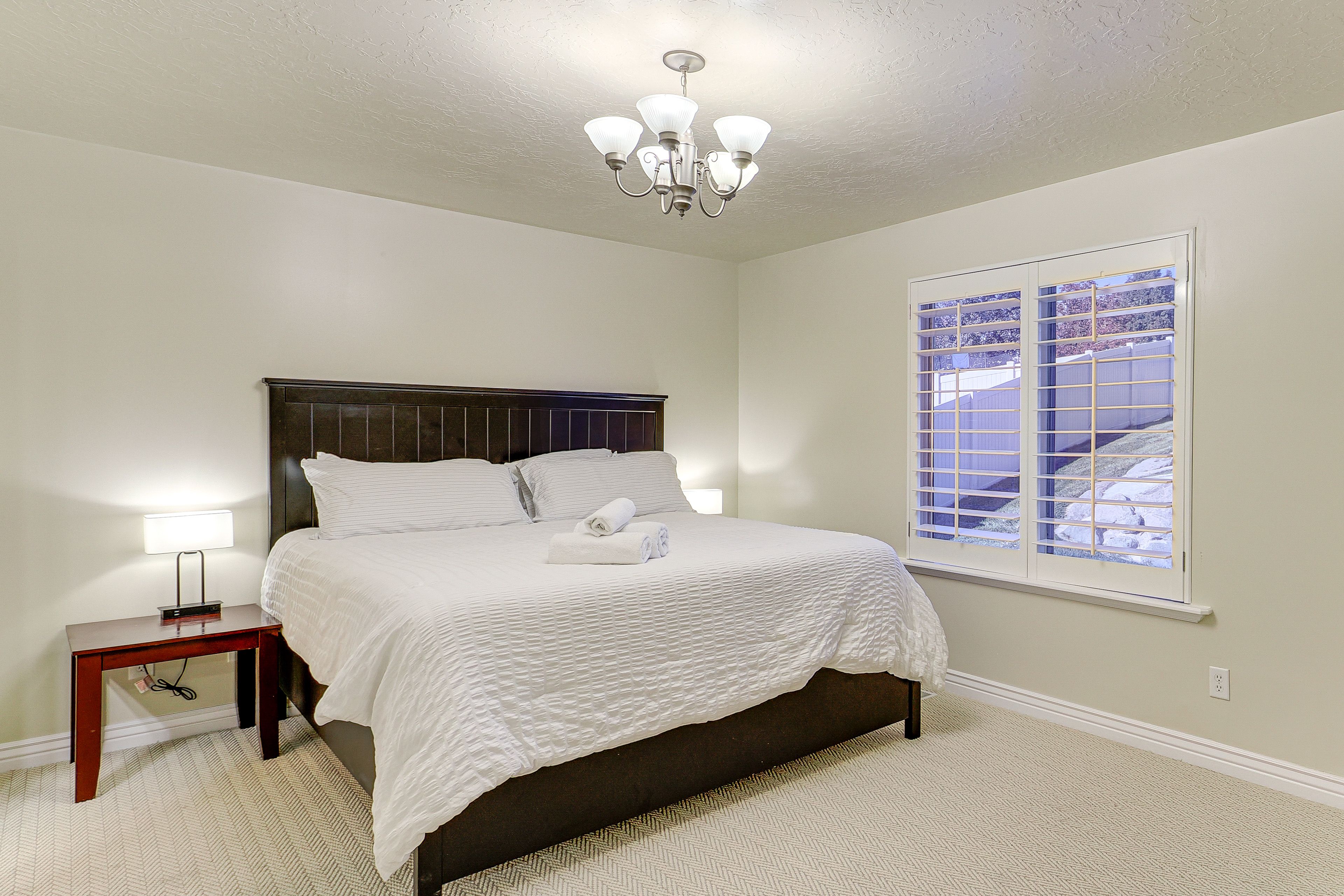 Bedroom 1 | California King Bed | Walk-In Closet | En-Suite Bathroom | 1st Floor