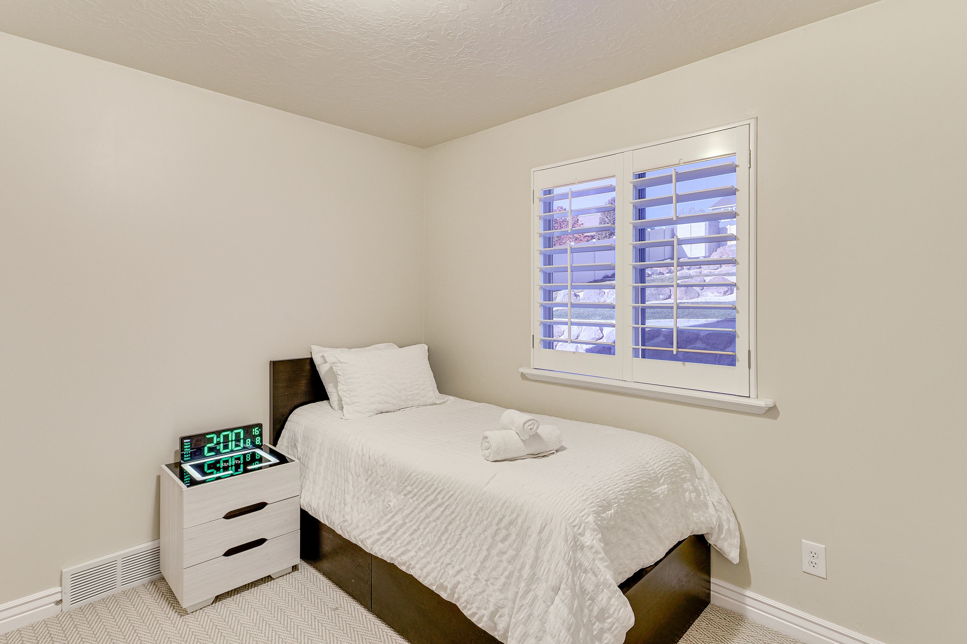 Bedroom 2 | Twin Bed | 1st Floor