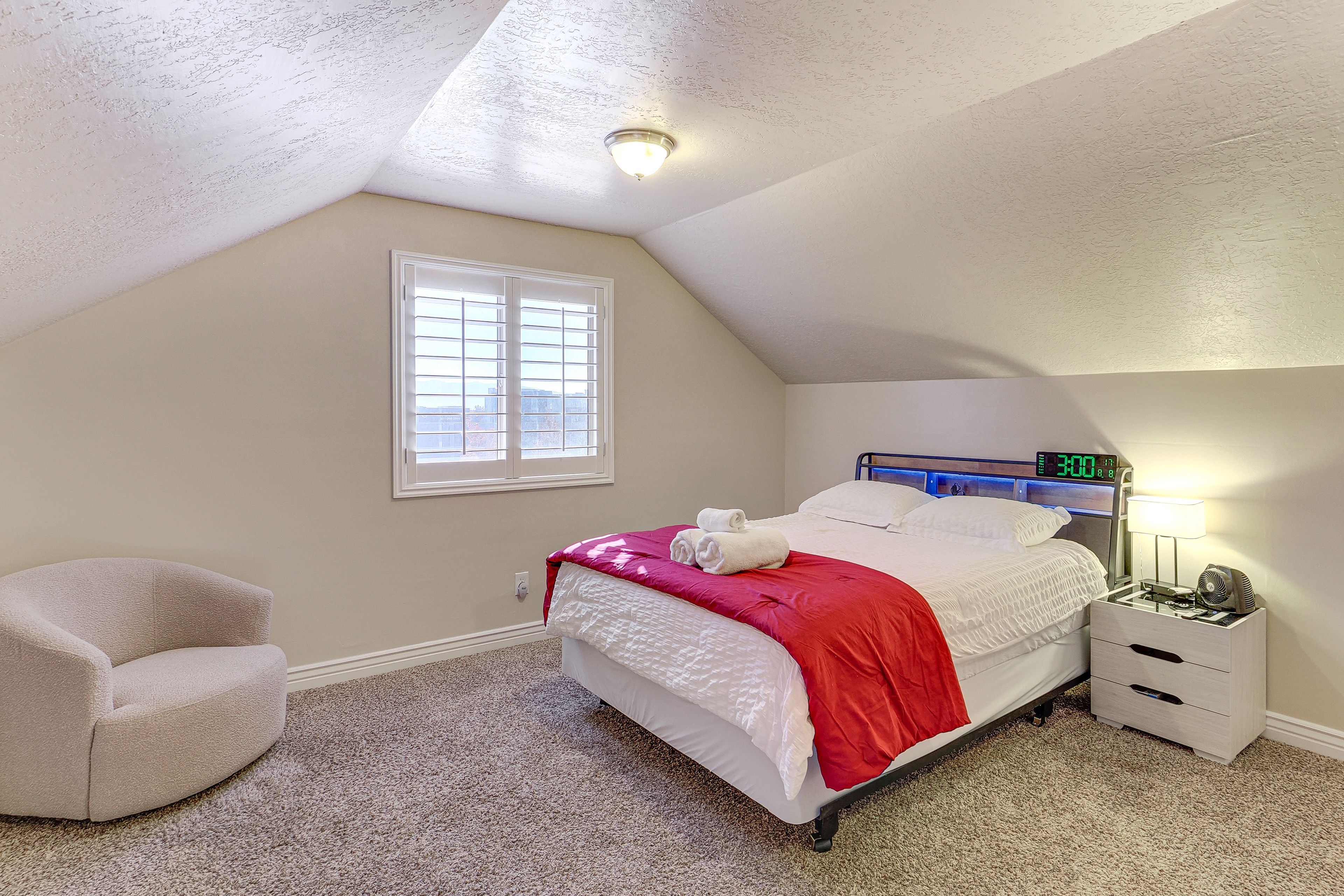 Bedroom 4 | Queen Bed | Desk | 2nd Floor