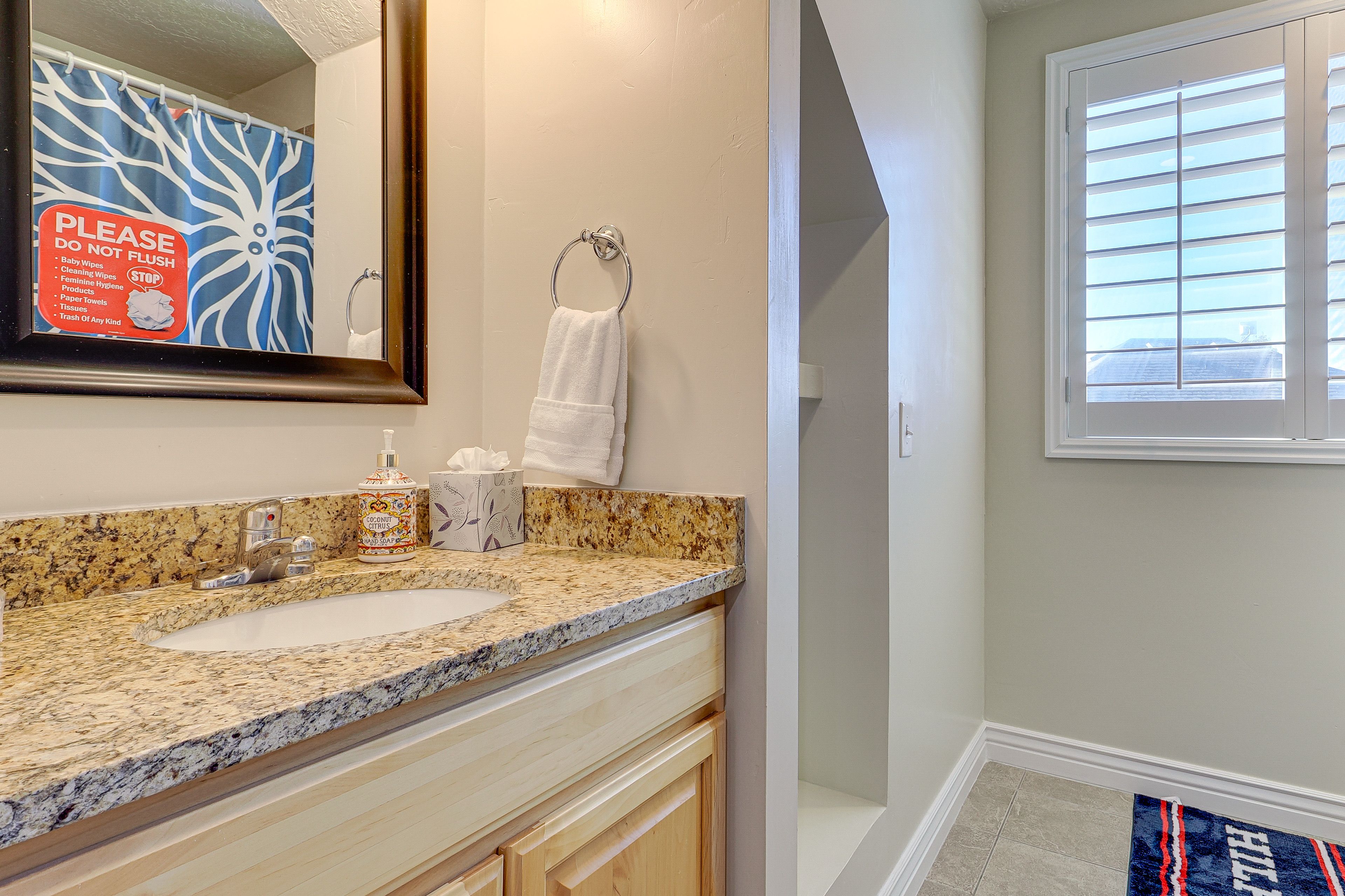 Full Bathroom | Towels Provided | 2nd Floor