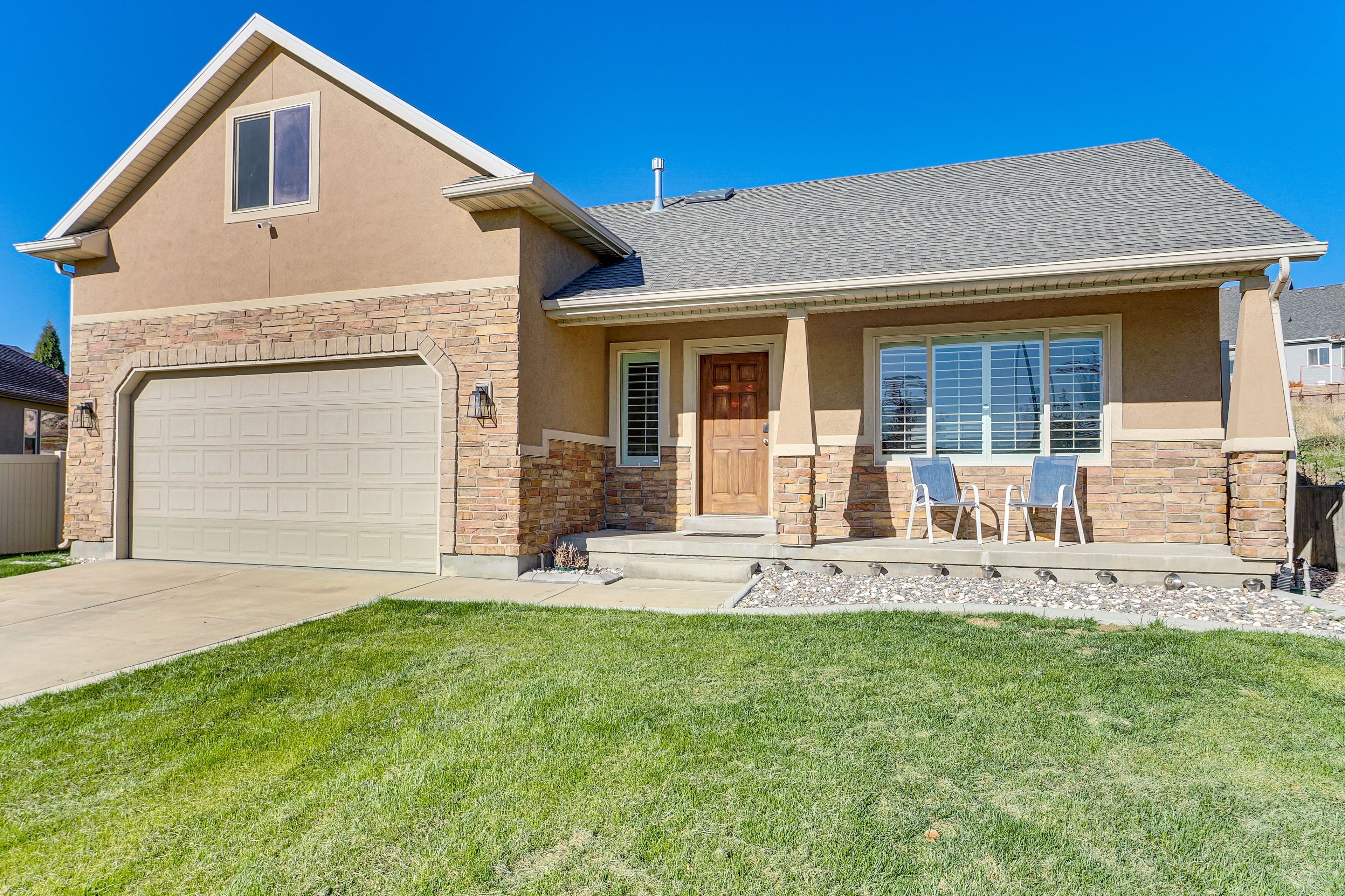 Parking | Driveway (2 Vehicles) | RV/Trailer Parking | No Garage Access