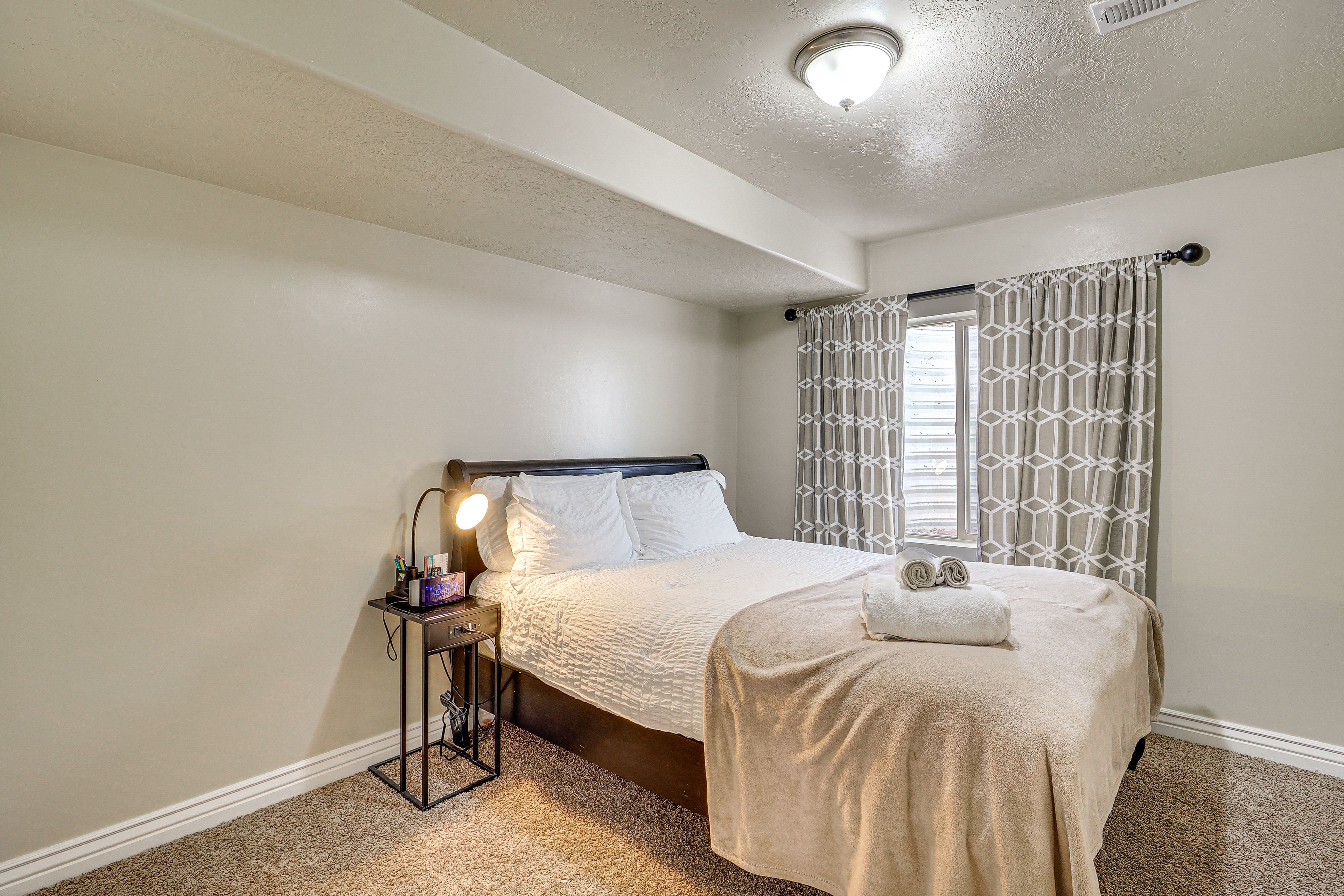 Bedroom | Queen Bed | Linens Provided
