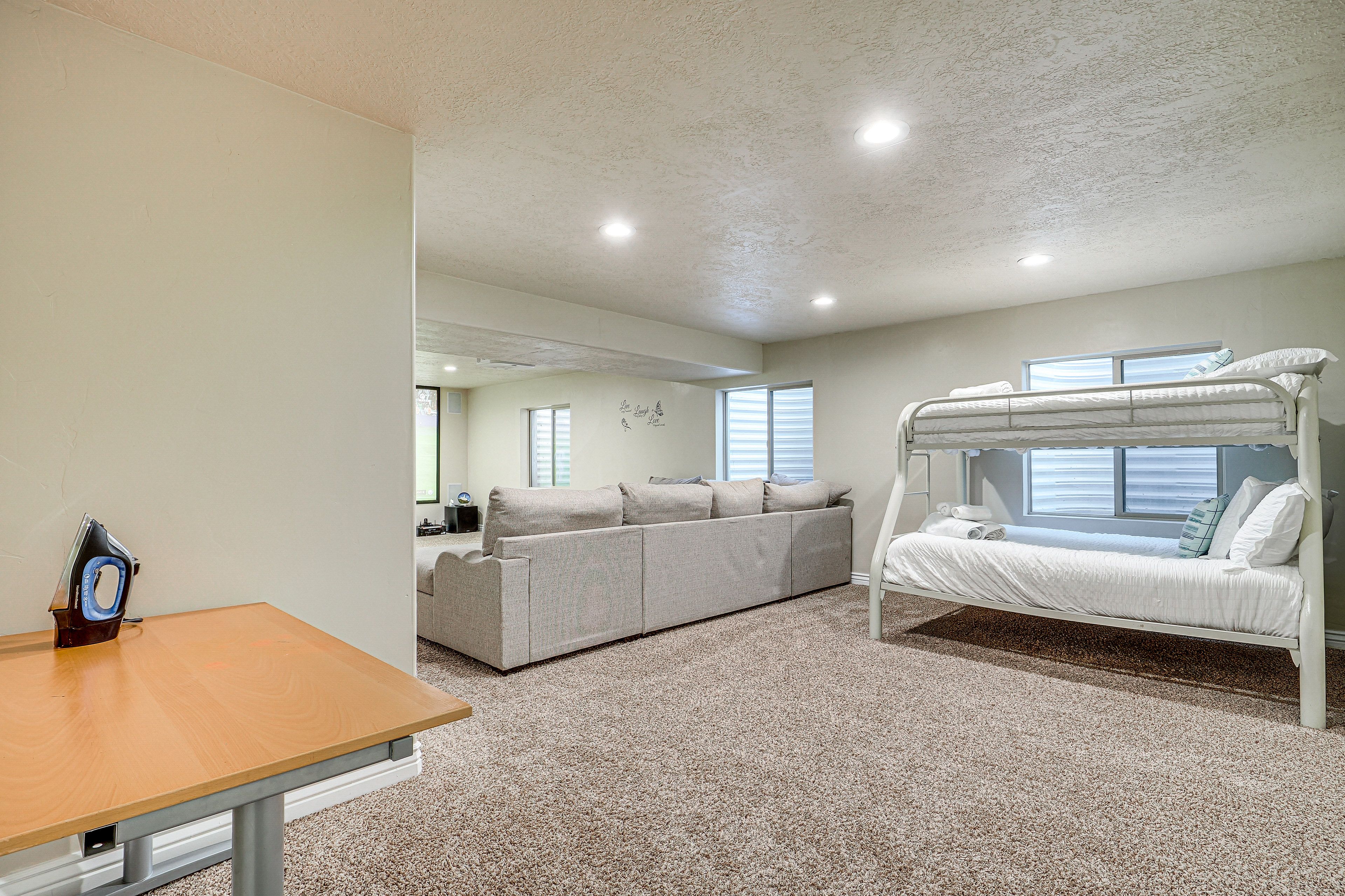 Living Room | Work Desk | Free WiFi | Twin/Full Bunk Bed