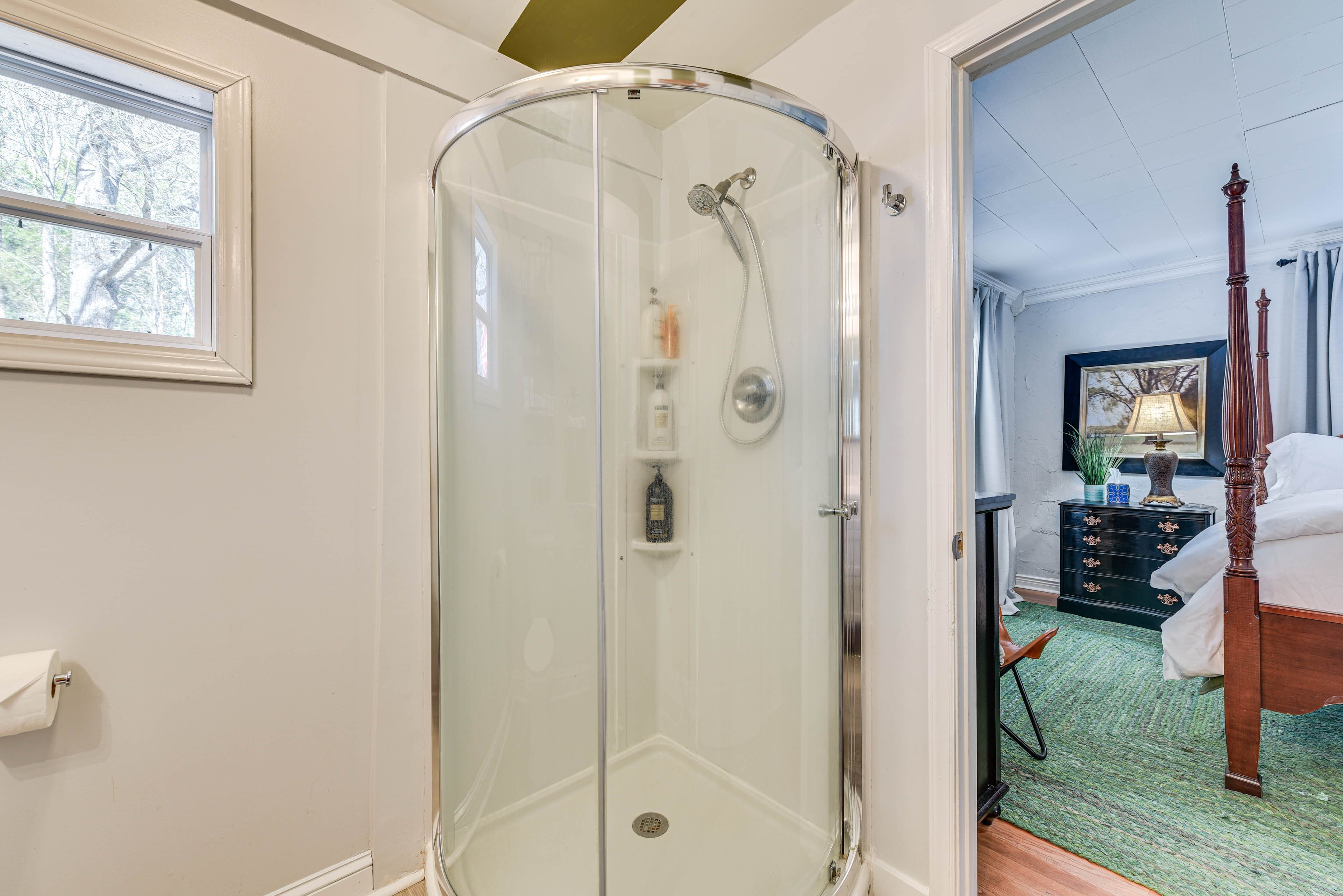 Full Bathroom | Towels Provided
