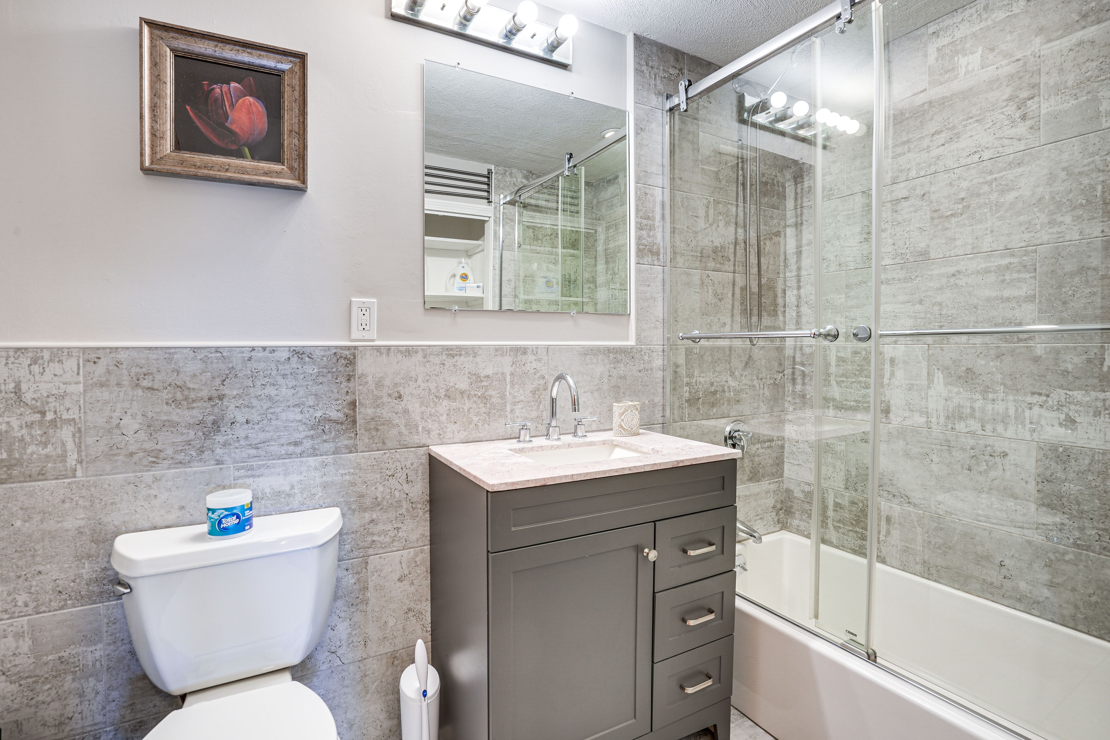 Full Bathroom | Towels Provided | Complimentary Toiletries | Washer