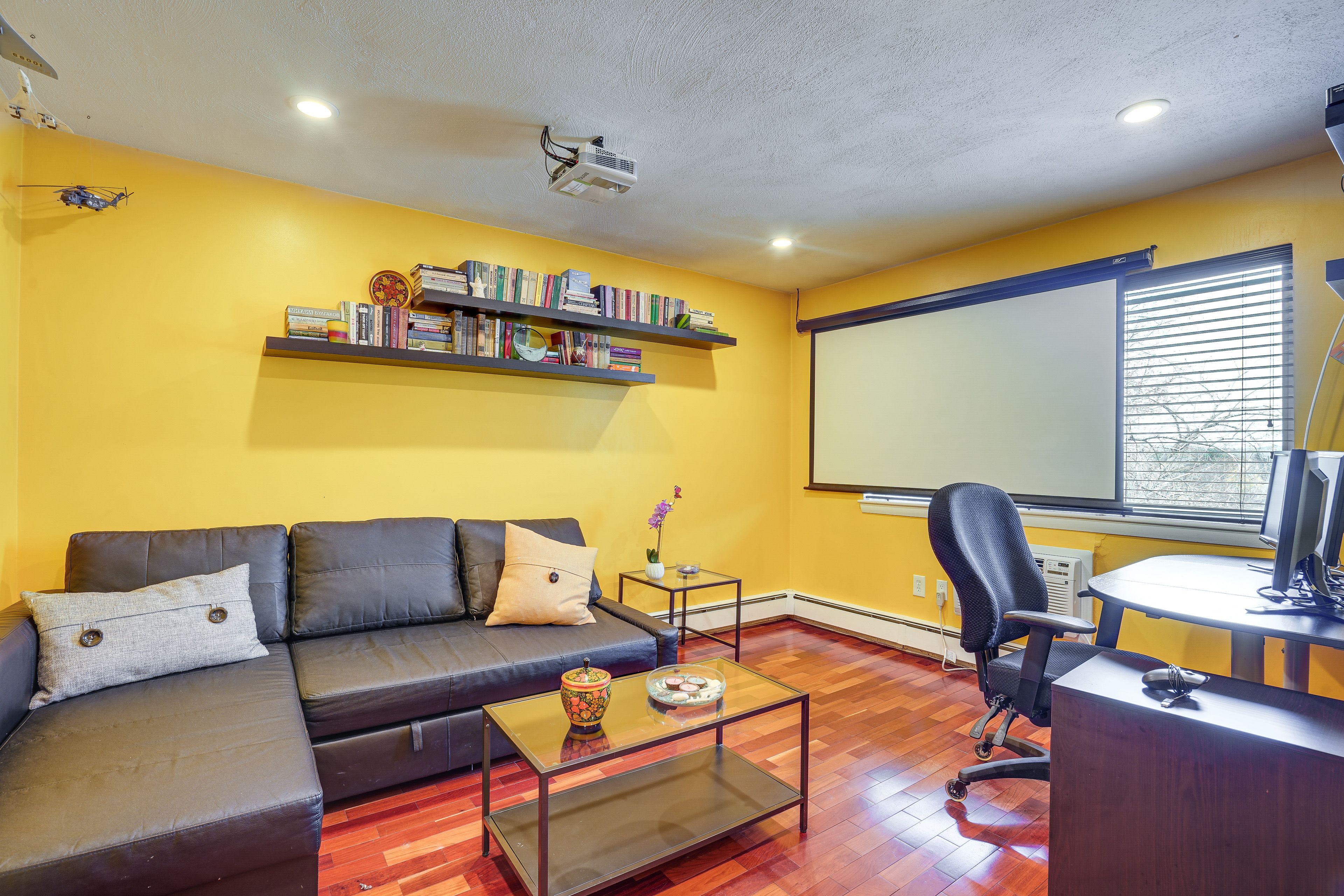 Office | Sleeper Sofa | Laptop-Friendly Workspace