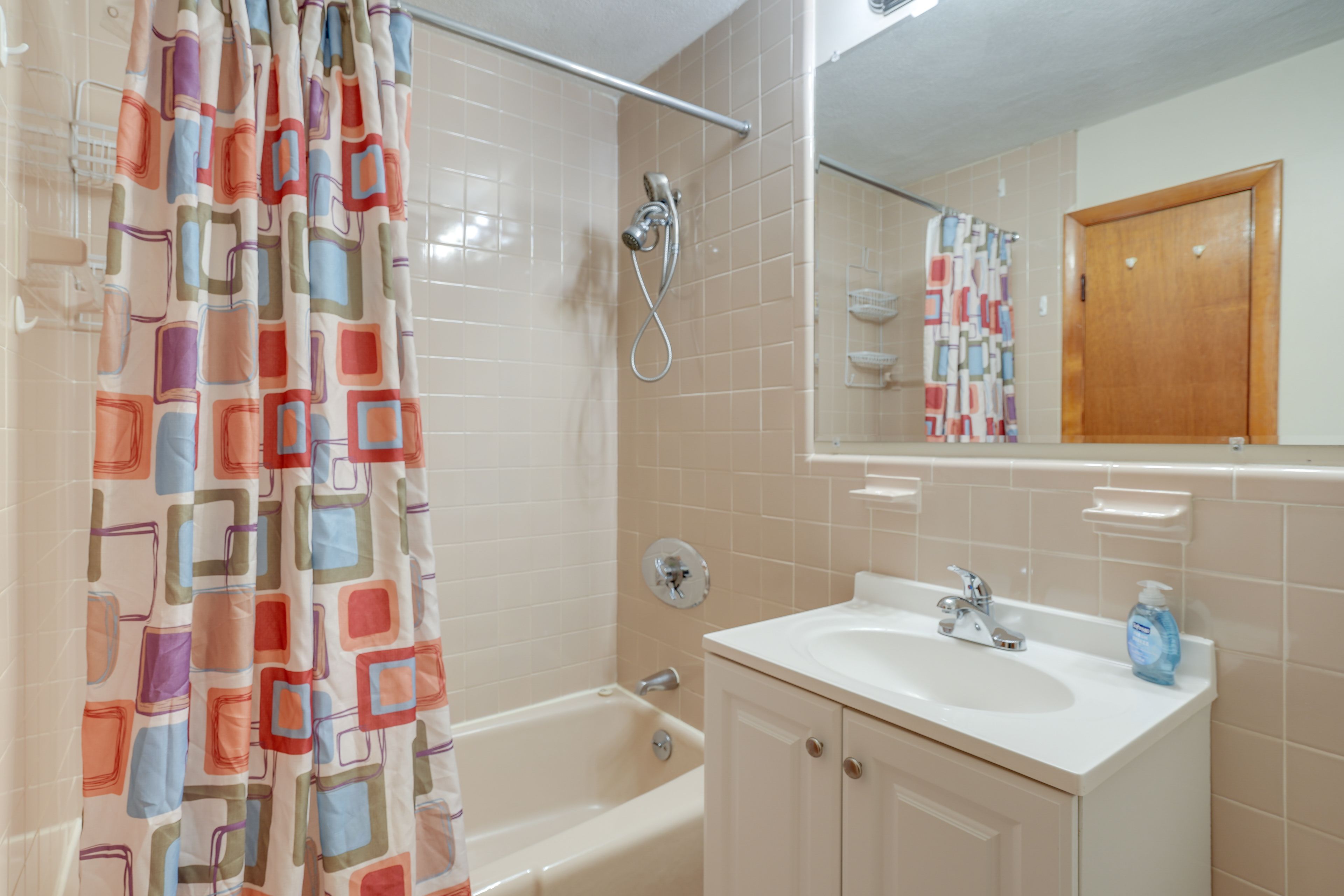 Full Bathroom | Complimentary Toiletries | Towels Provided