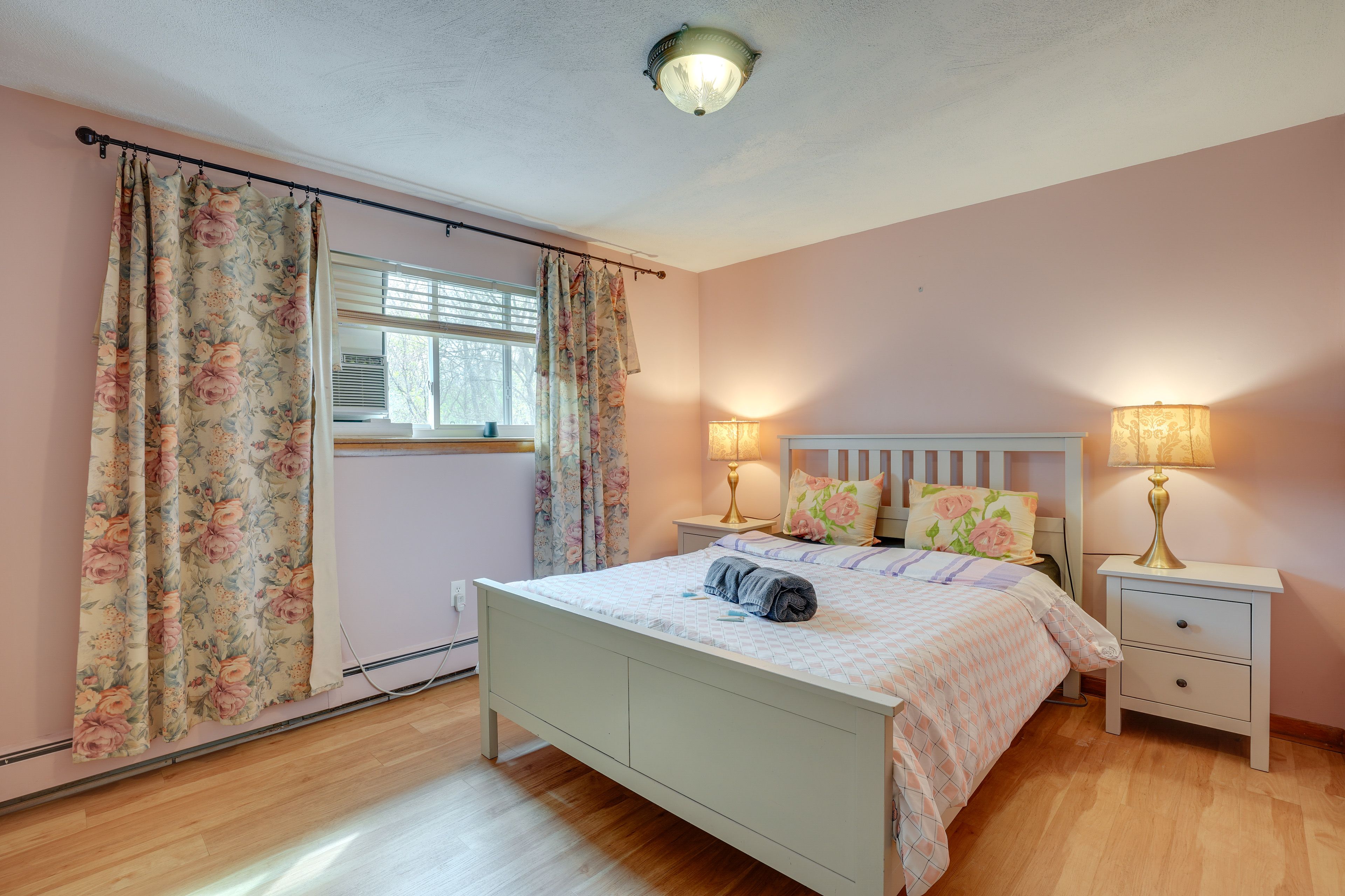 Bedroom | Queen Bed | Linens Provided