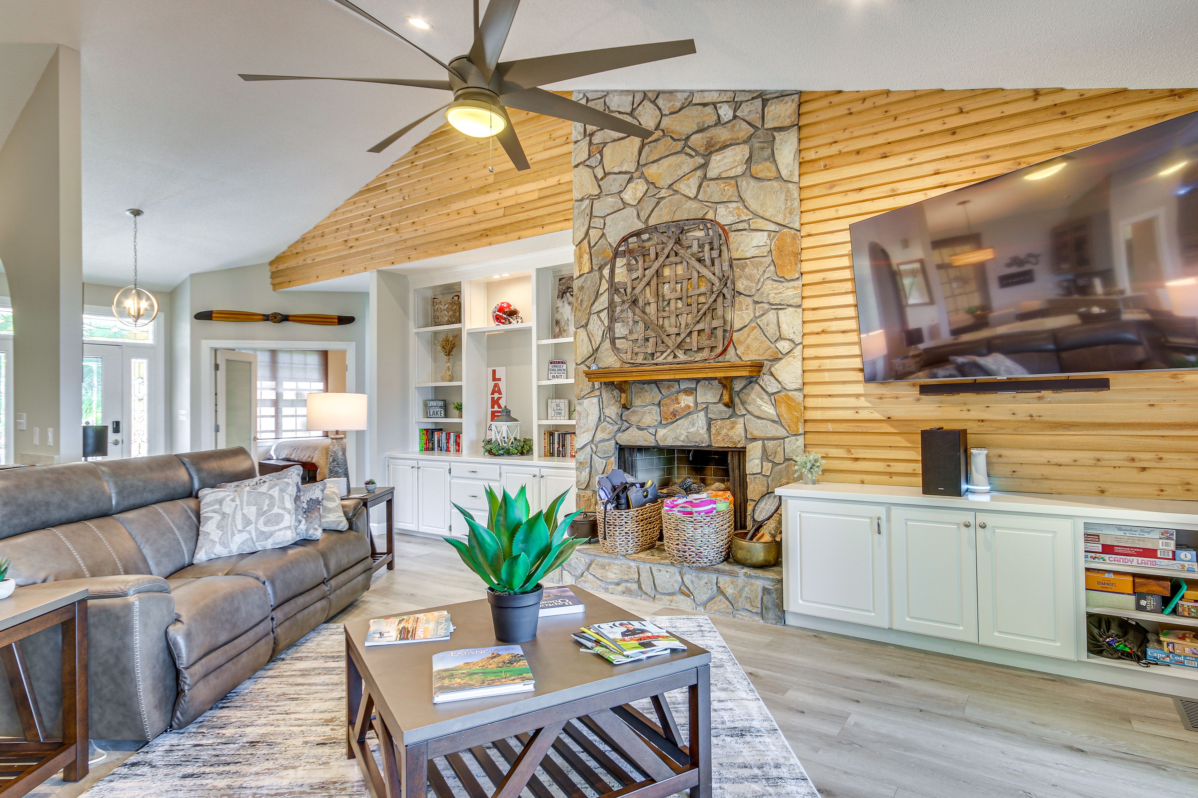 Living Room | Smart TV | Central Air Conditioning & Heating | Fireplace