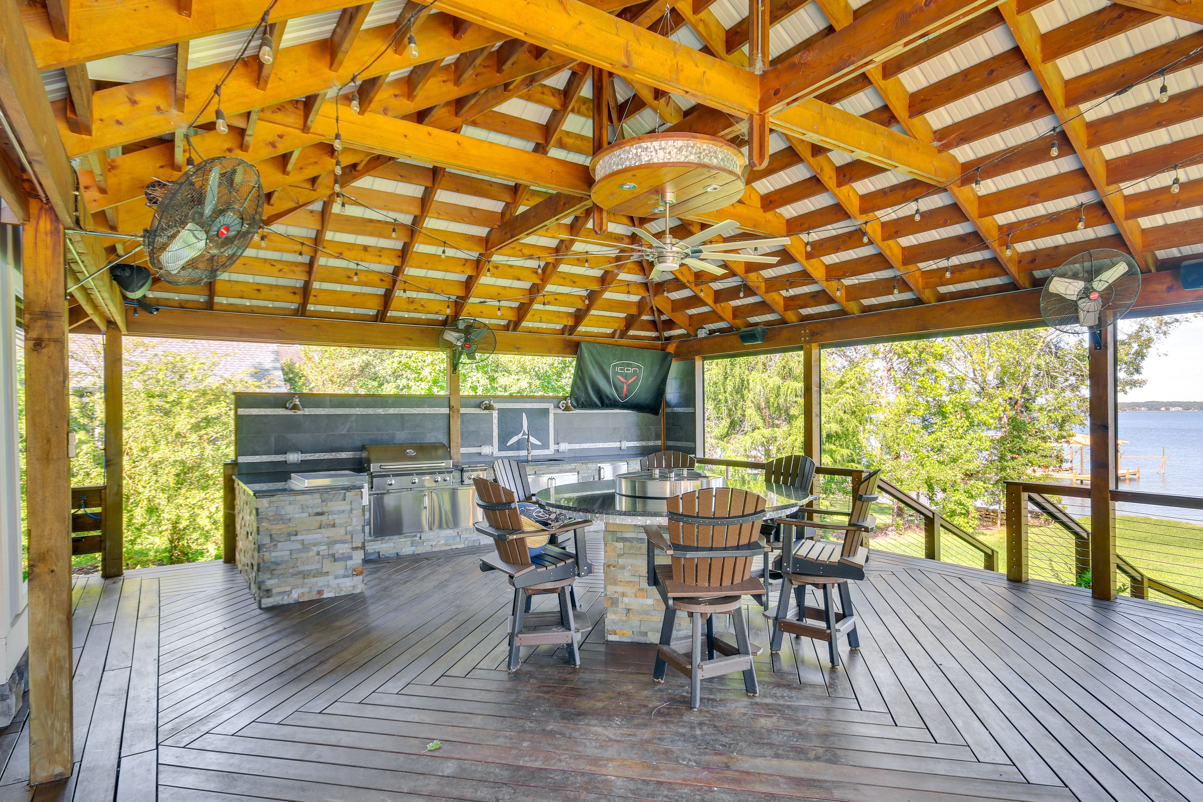 Outdoor Kitchen | Dining Table