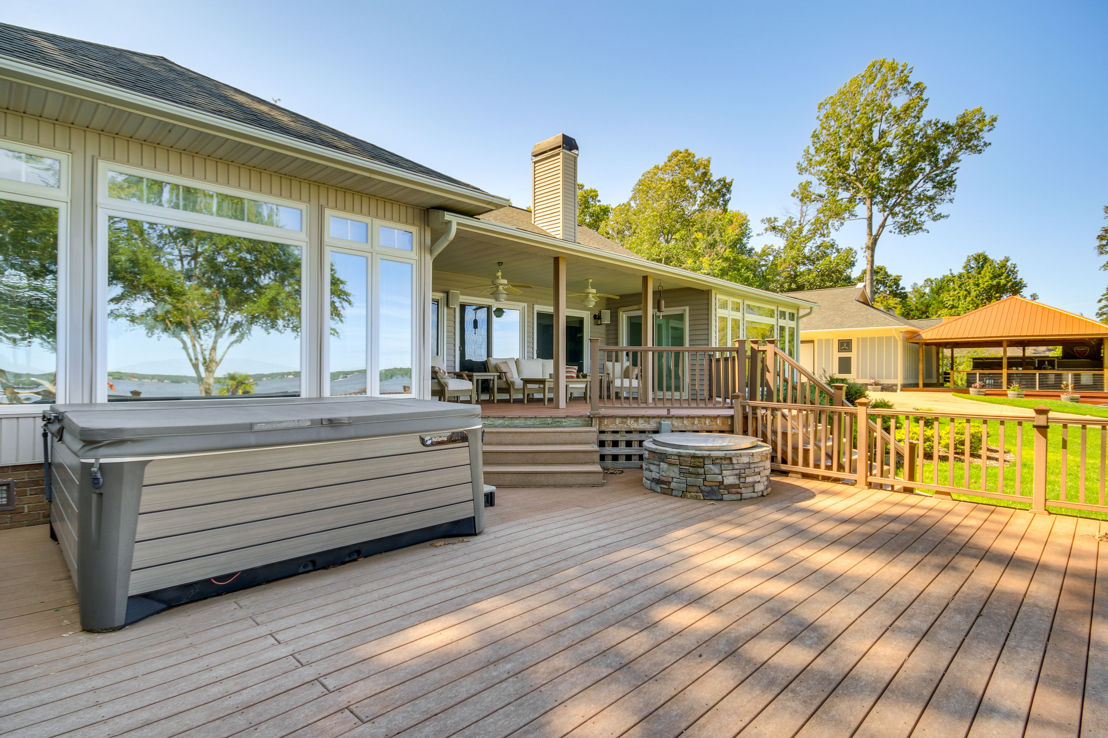 Deck | Hot Tub
