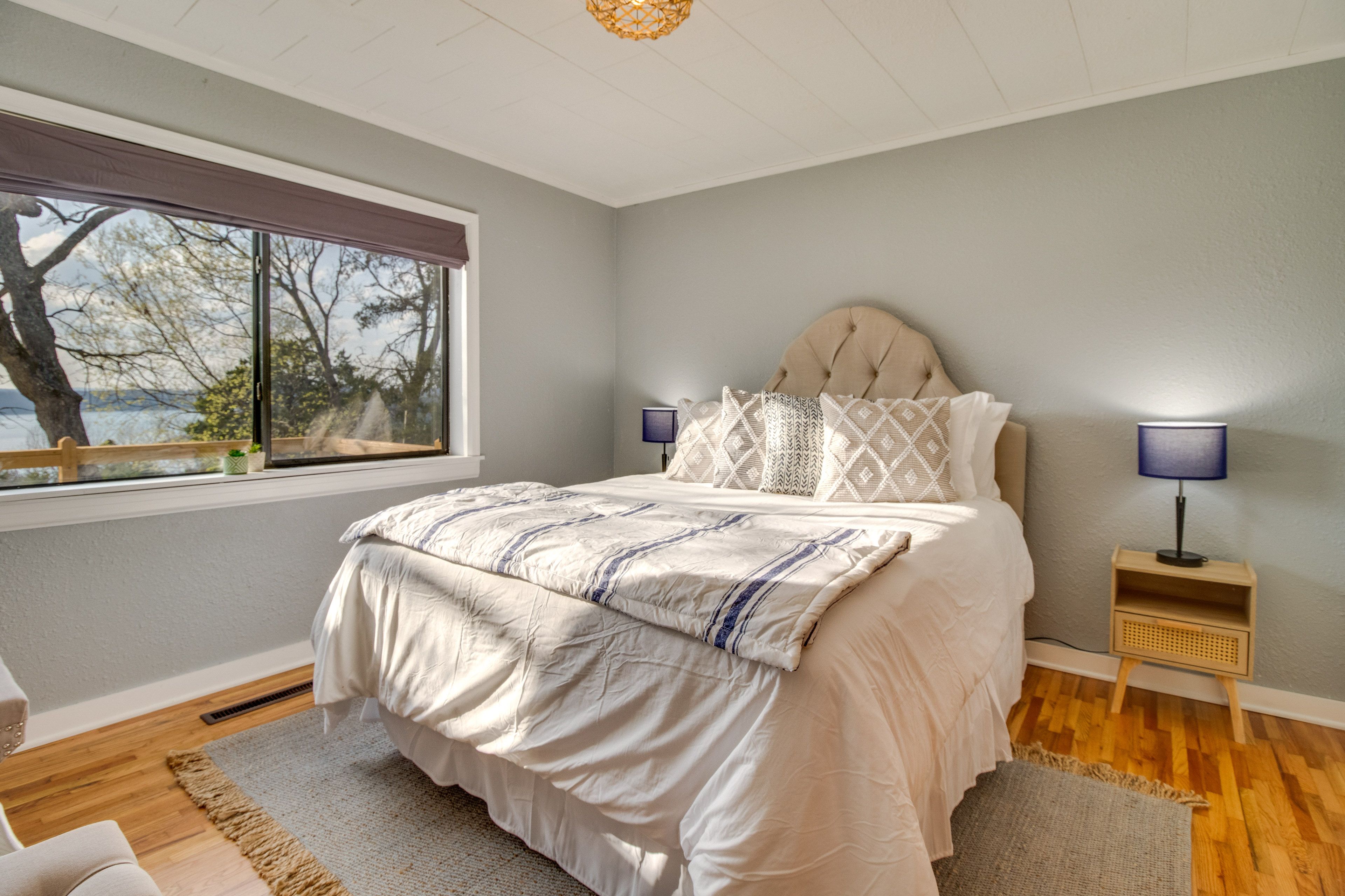 Bedroom 1 | Queen Bed