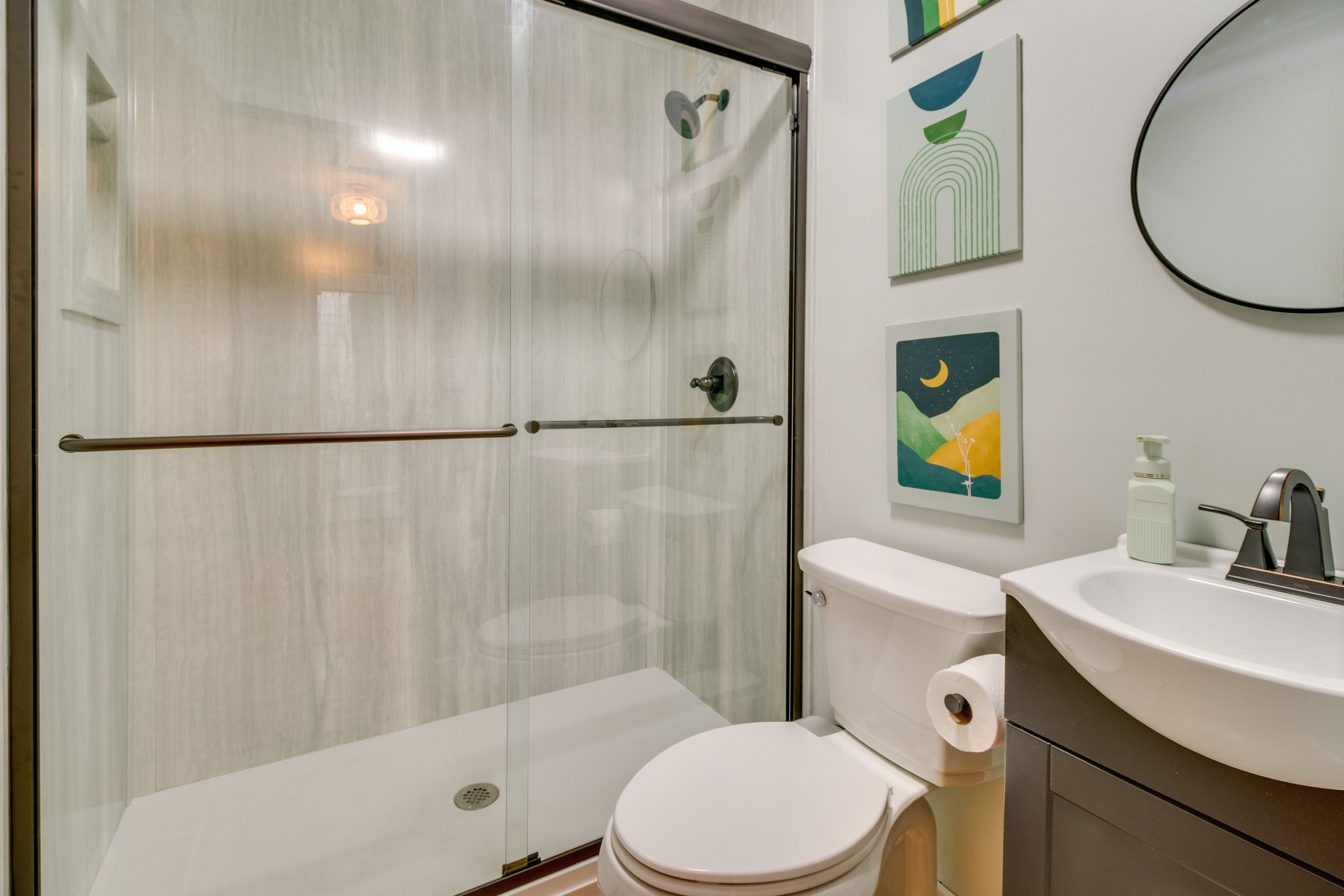 Full Bathroom | Towels Provided