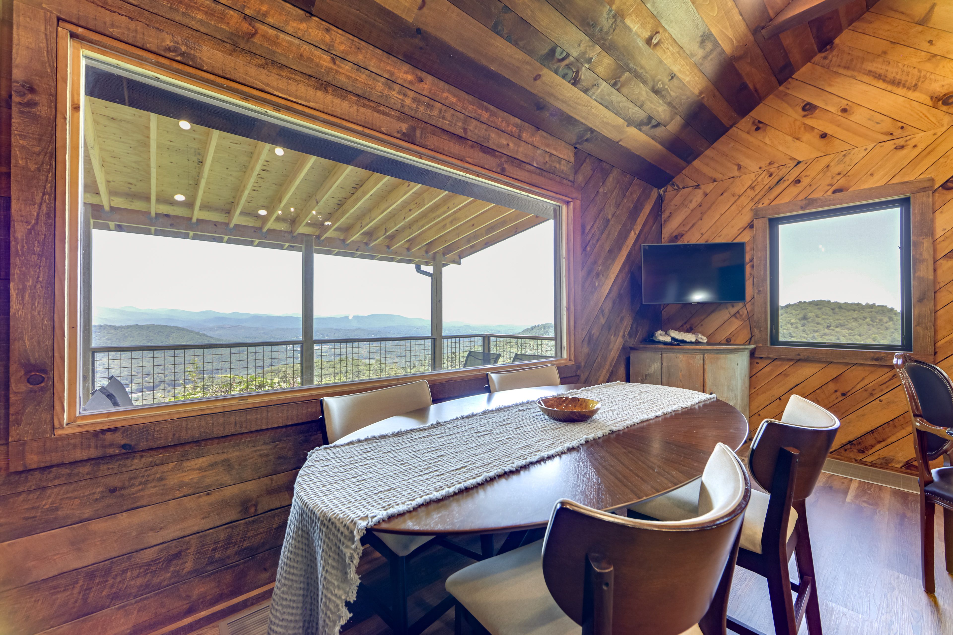 Dining Area | Dishware & Flatware Provided