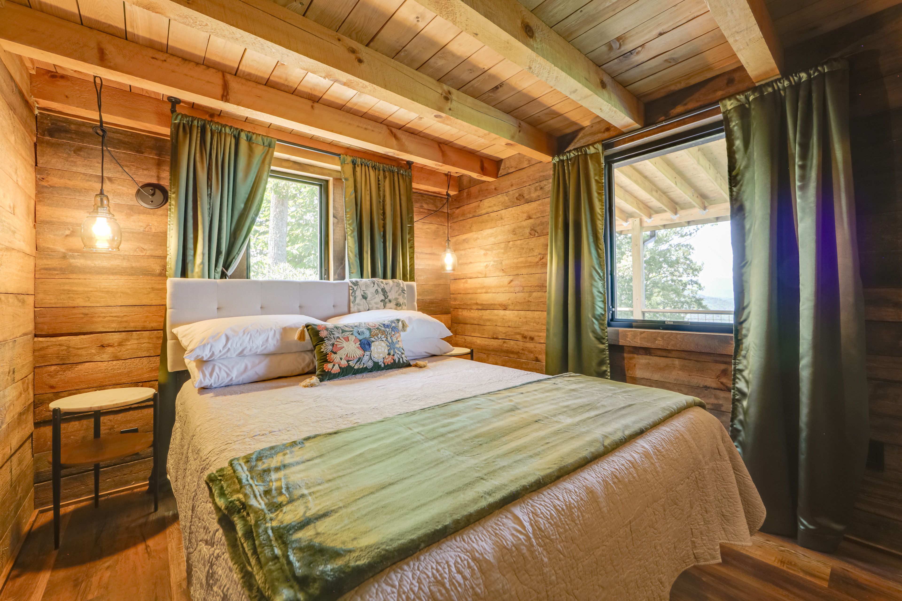 Bedroom 2 | Queen Bed | Main Floor