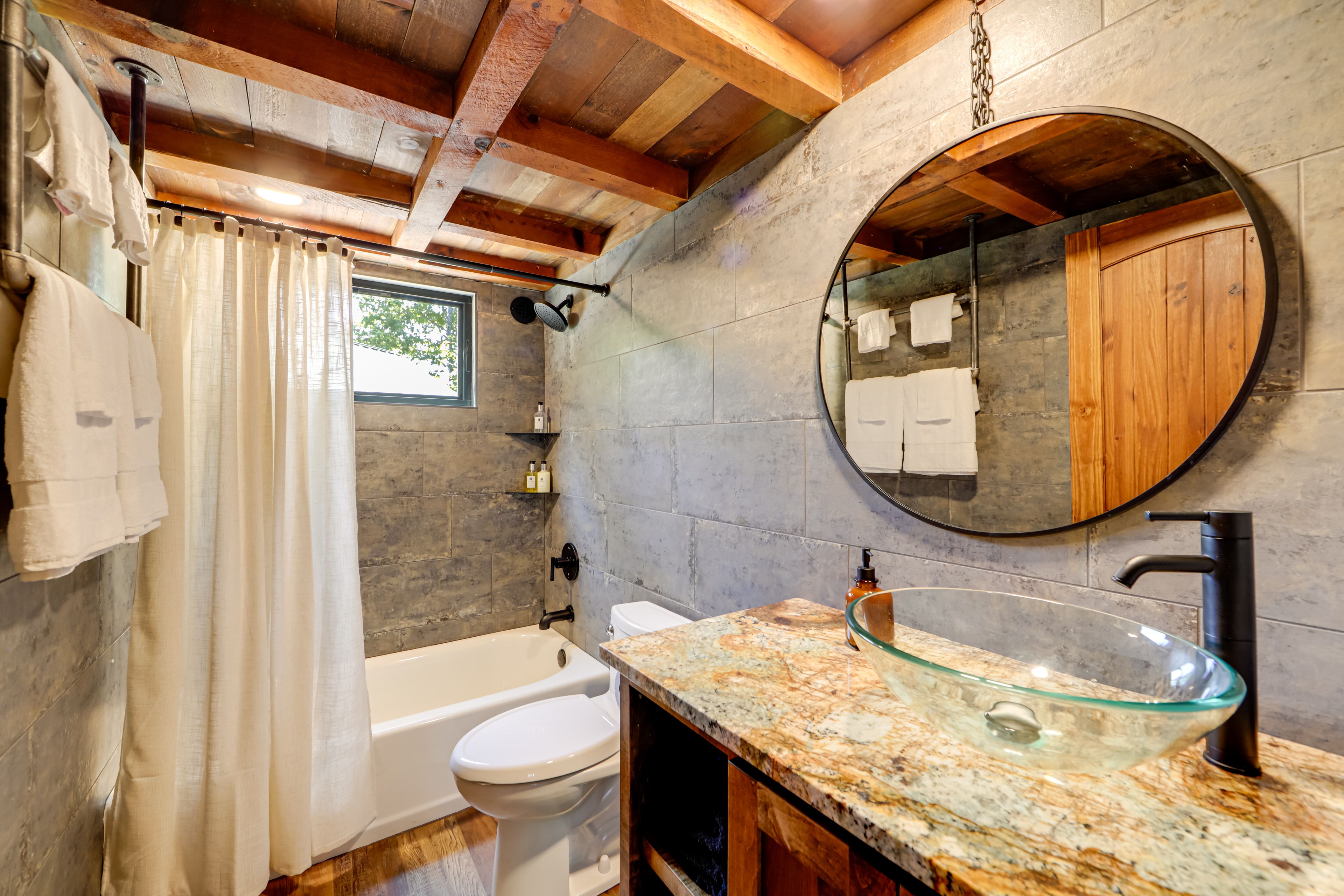 Full Bathroom | Complimentary Toiletries | Main Floor