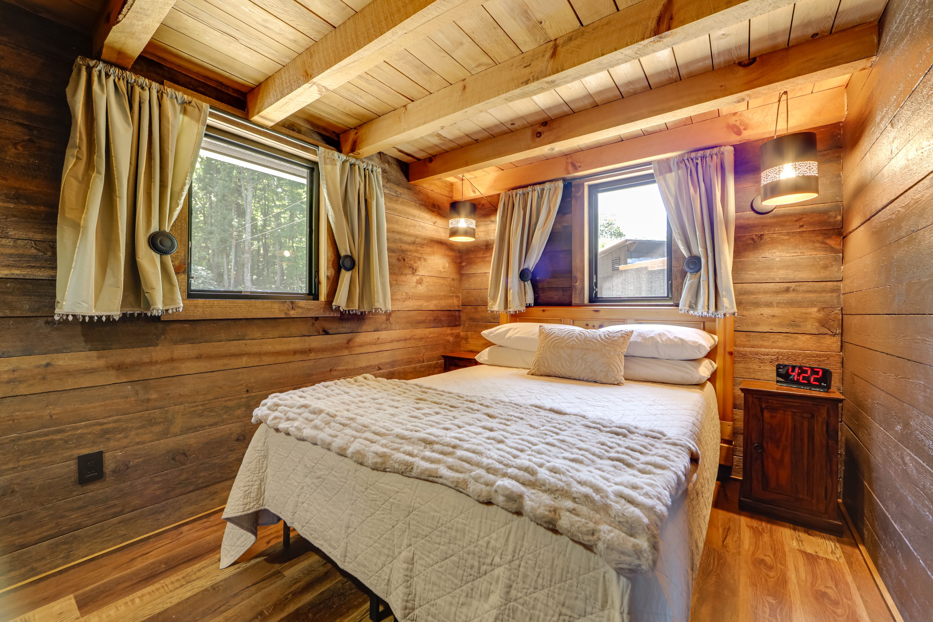Bedroom 1 | Queen Bed | Main Floor