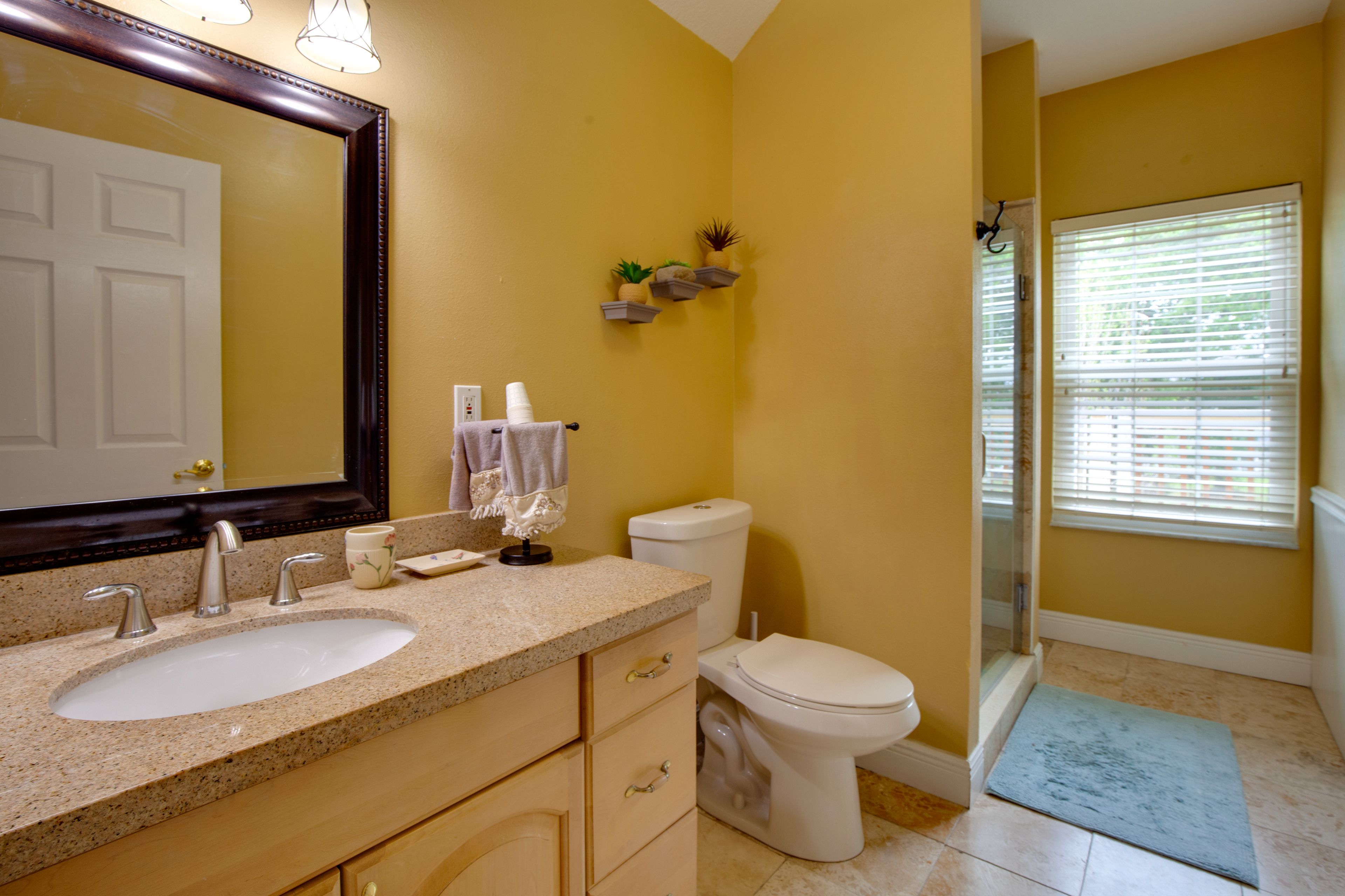 Full Bathroom | Towels Provided