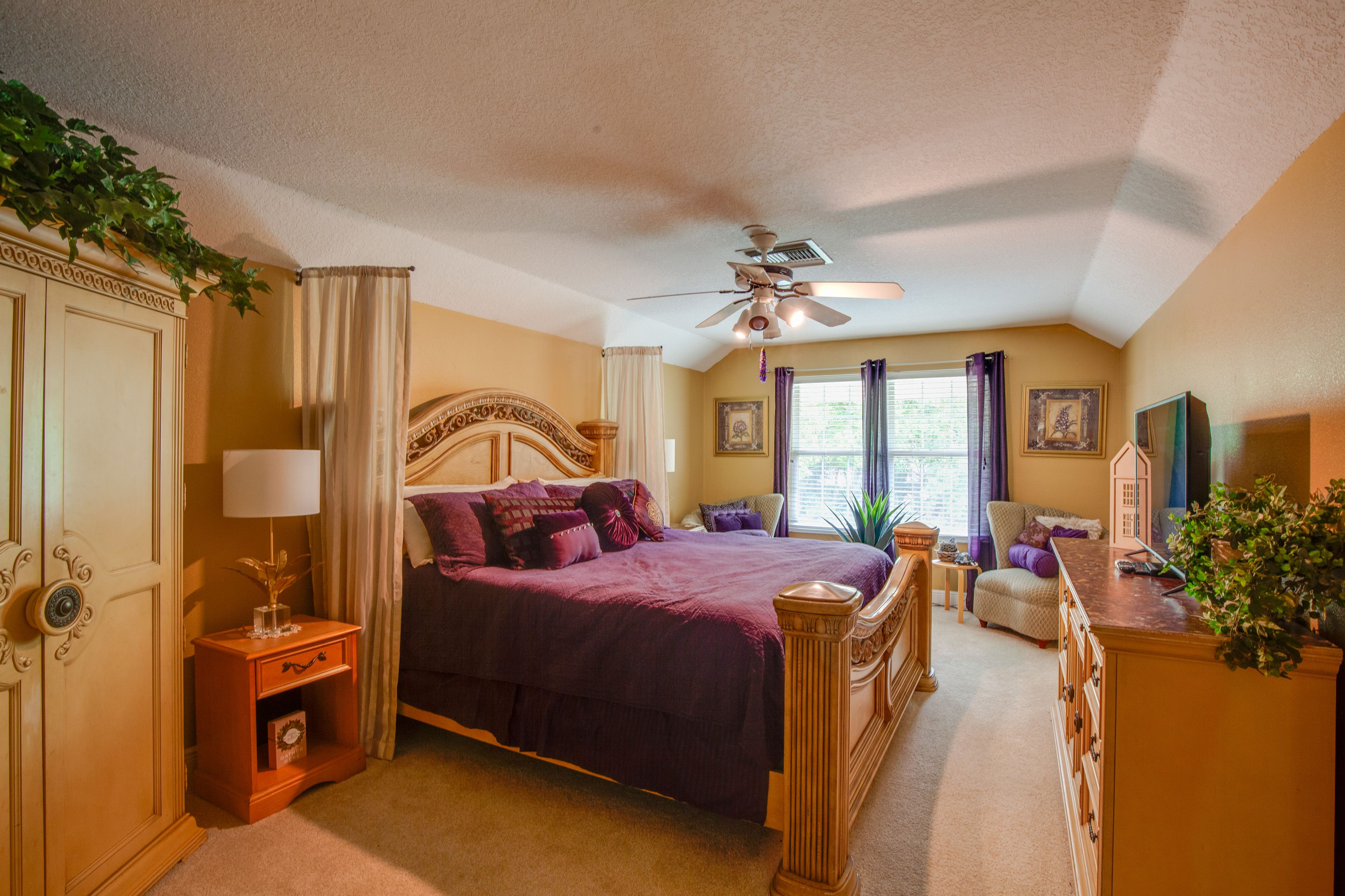 Bedroom | King Bed | Linens Provided