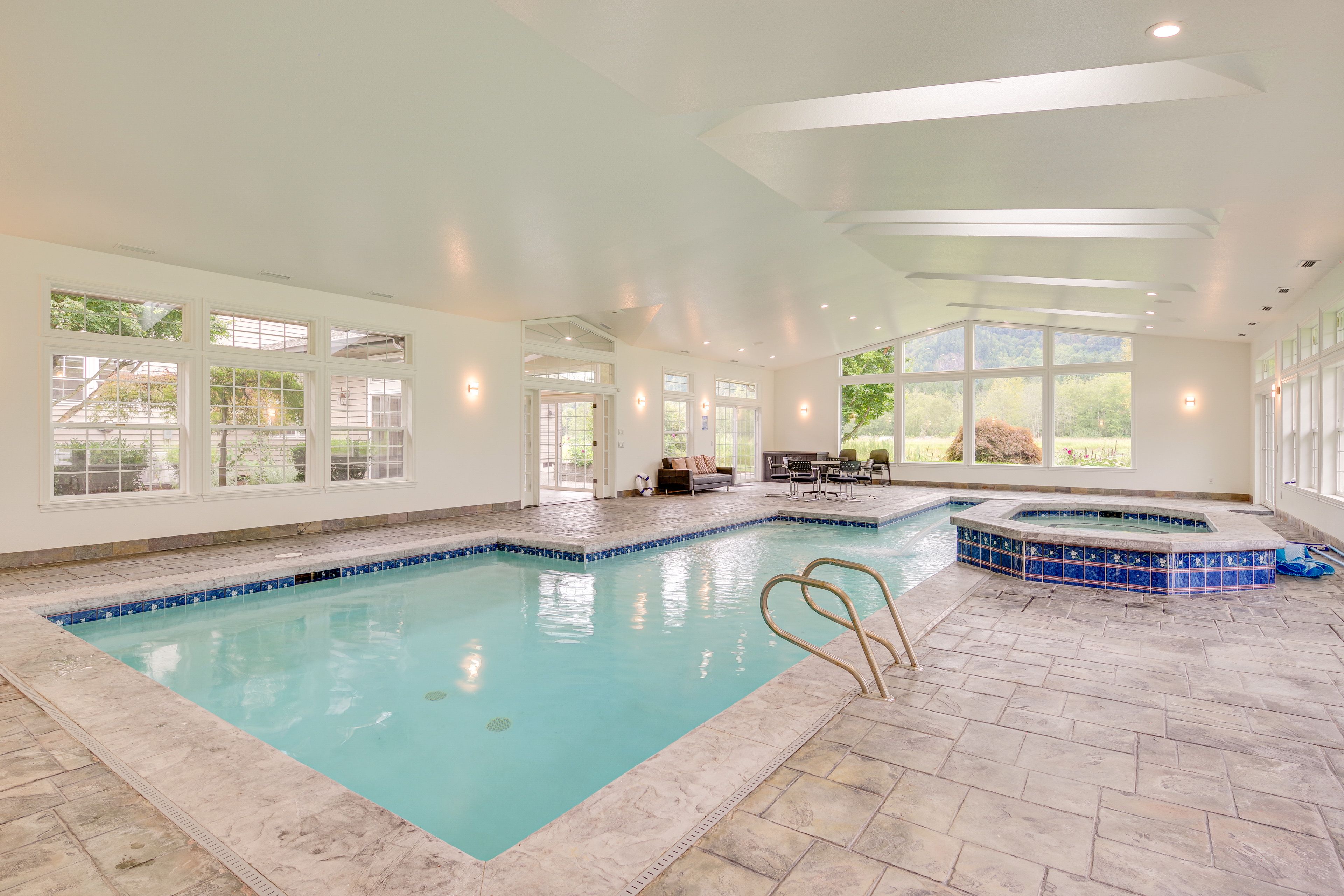 Arlington Vacation Rental | 4BR | 5.5BA | 7,950 Sq Ft | 2 Steps to Enter