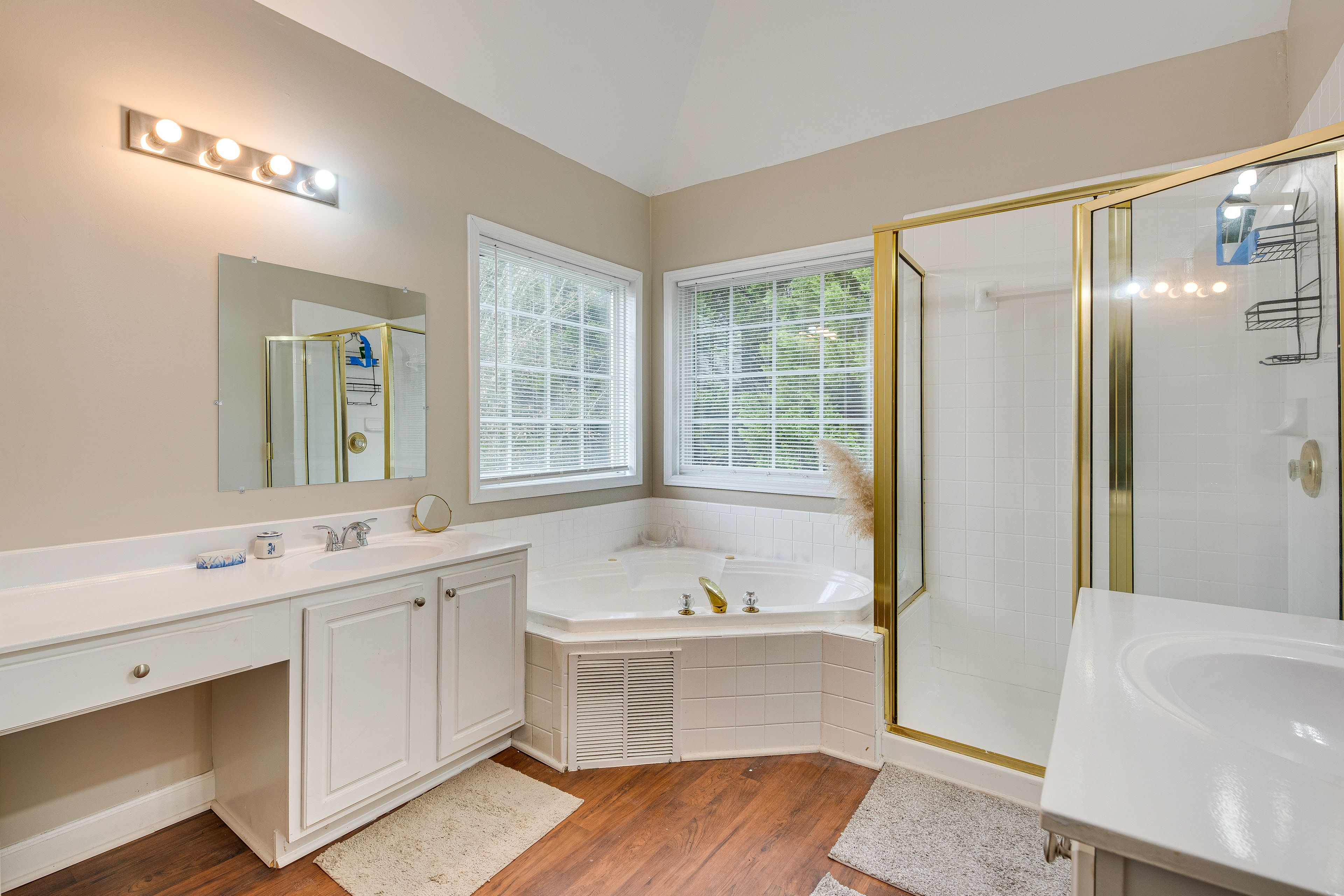 En-Suite Bathroom | 2nd Floor | Complimentary Toiletries | Towels Provided