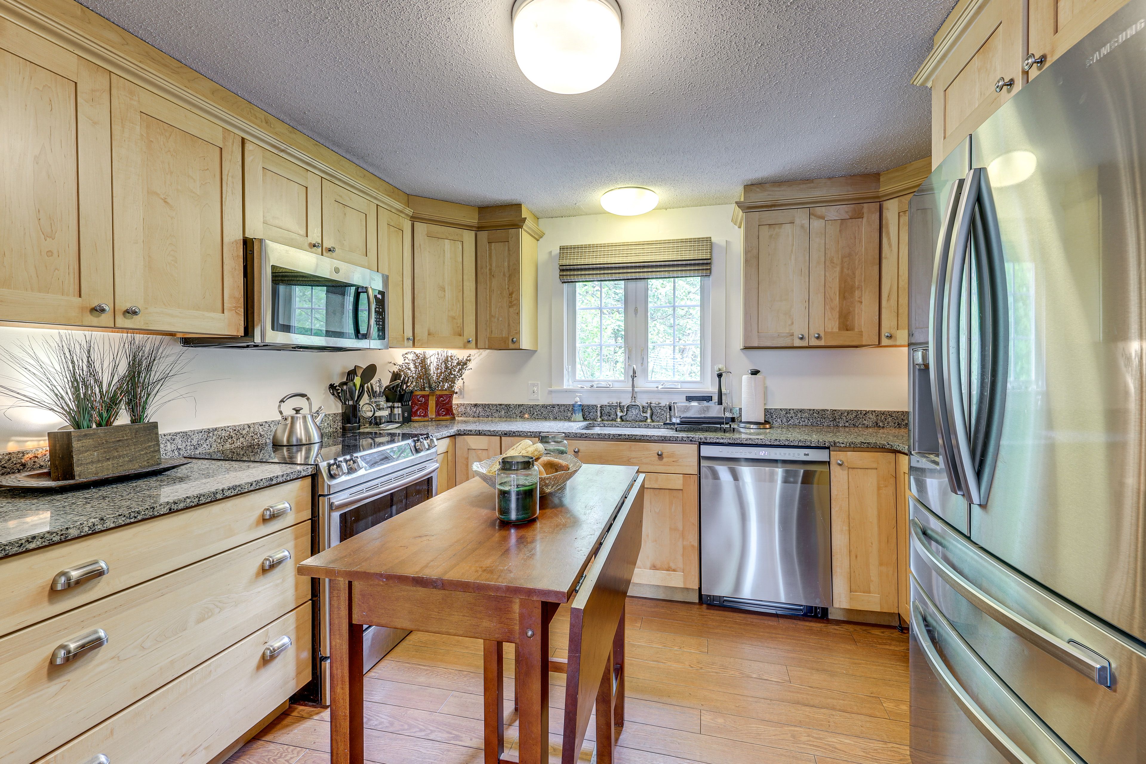 Kitchen | Blender | Crockpot | Trash Bags/Paper Towels | 1st Floor