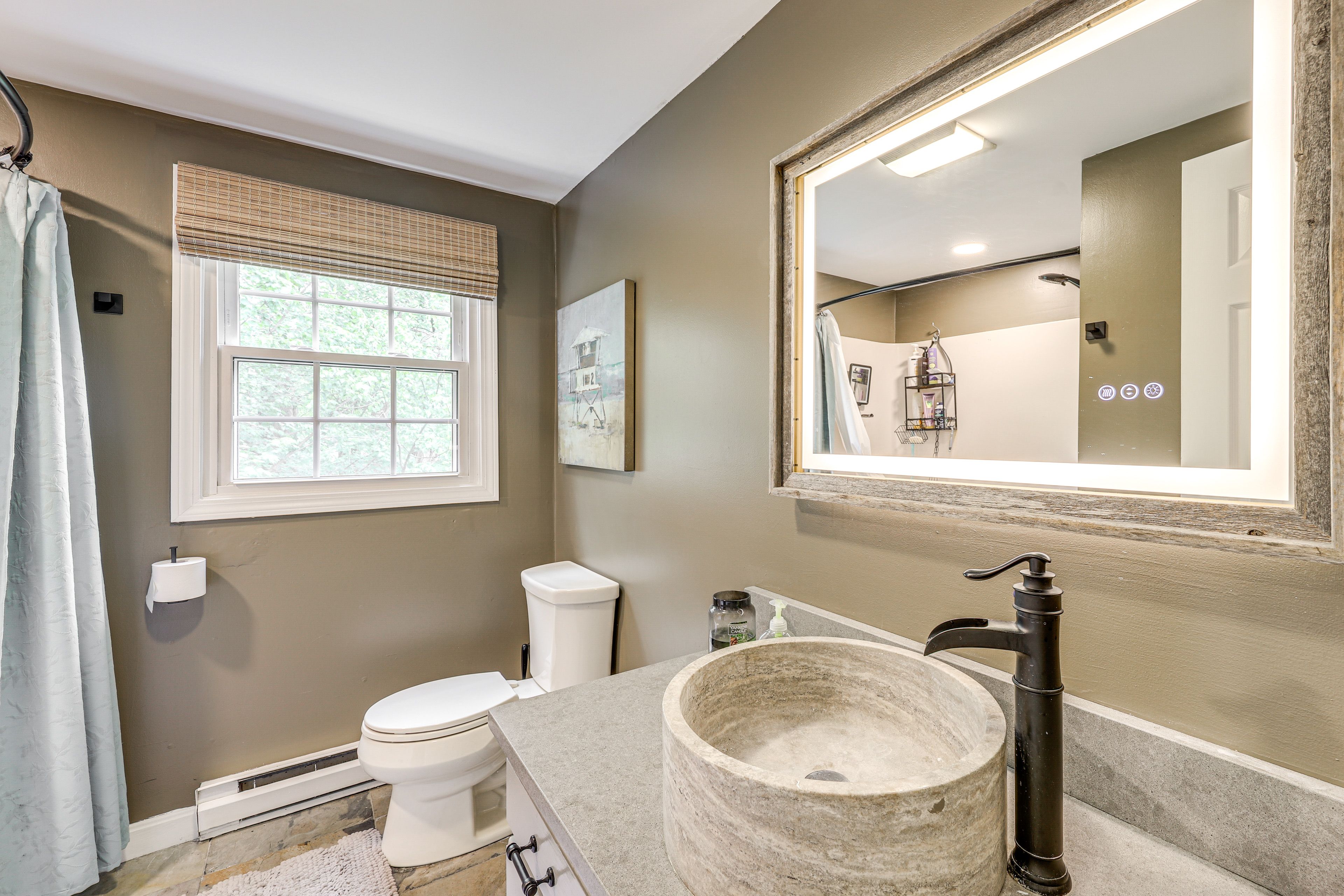 Full Bathroom | Complimentary Toiletries | Towels Provided | 2nd Floor
