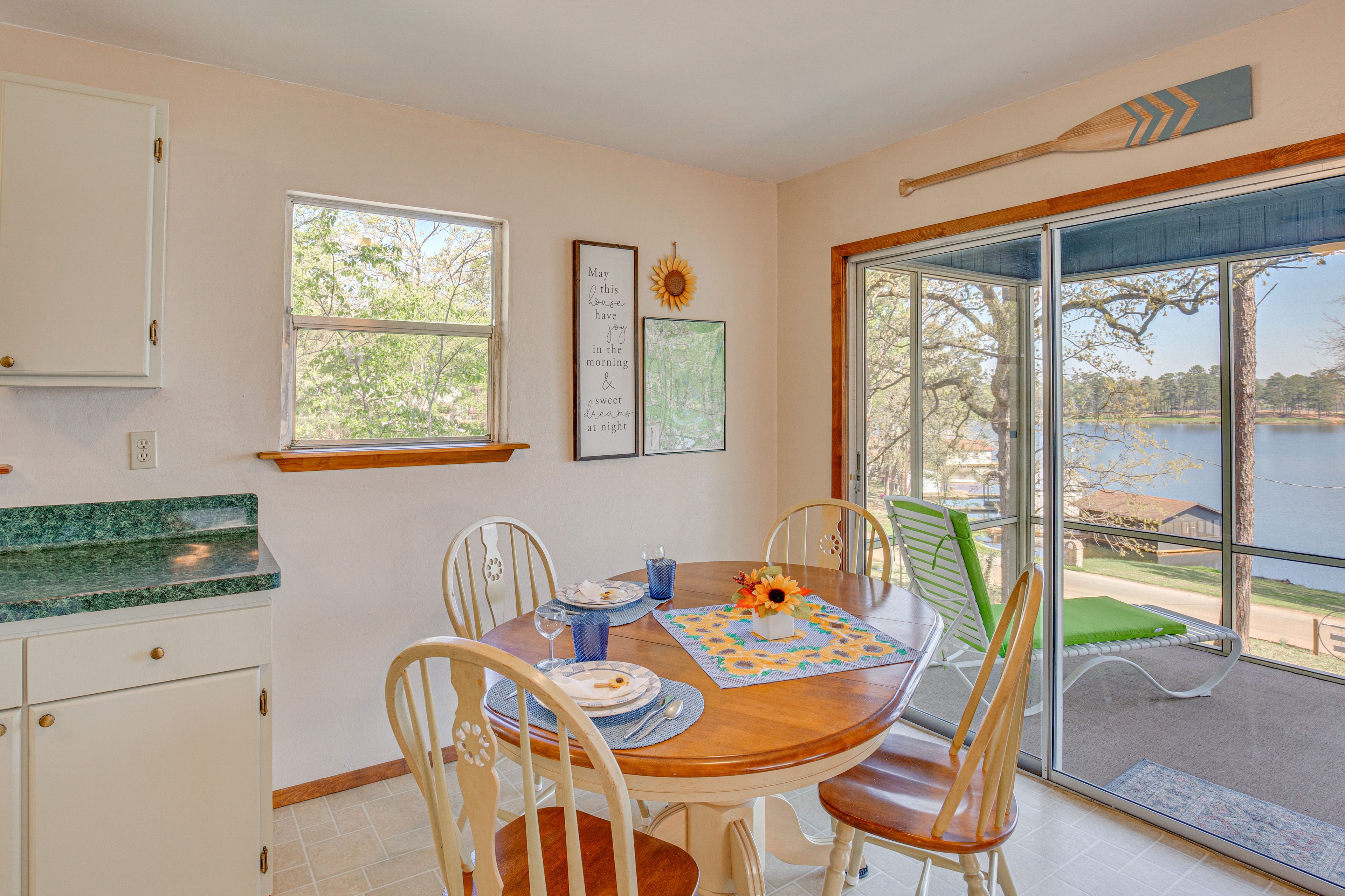Dining Area | Dishware/Flatware Provided