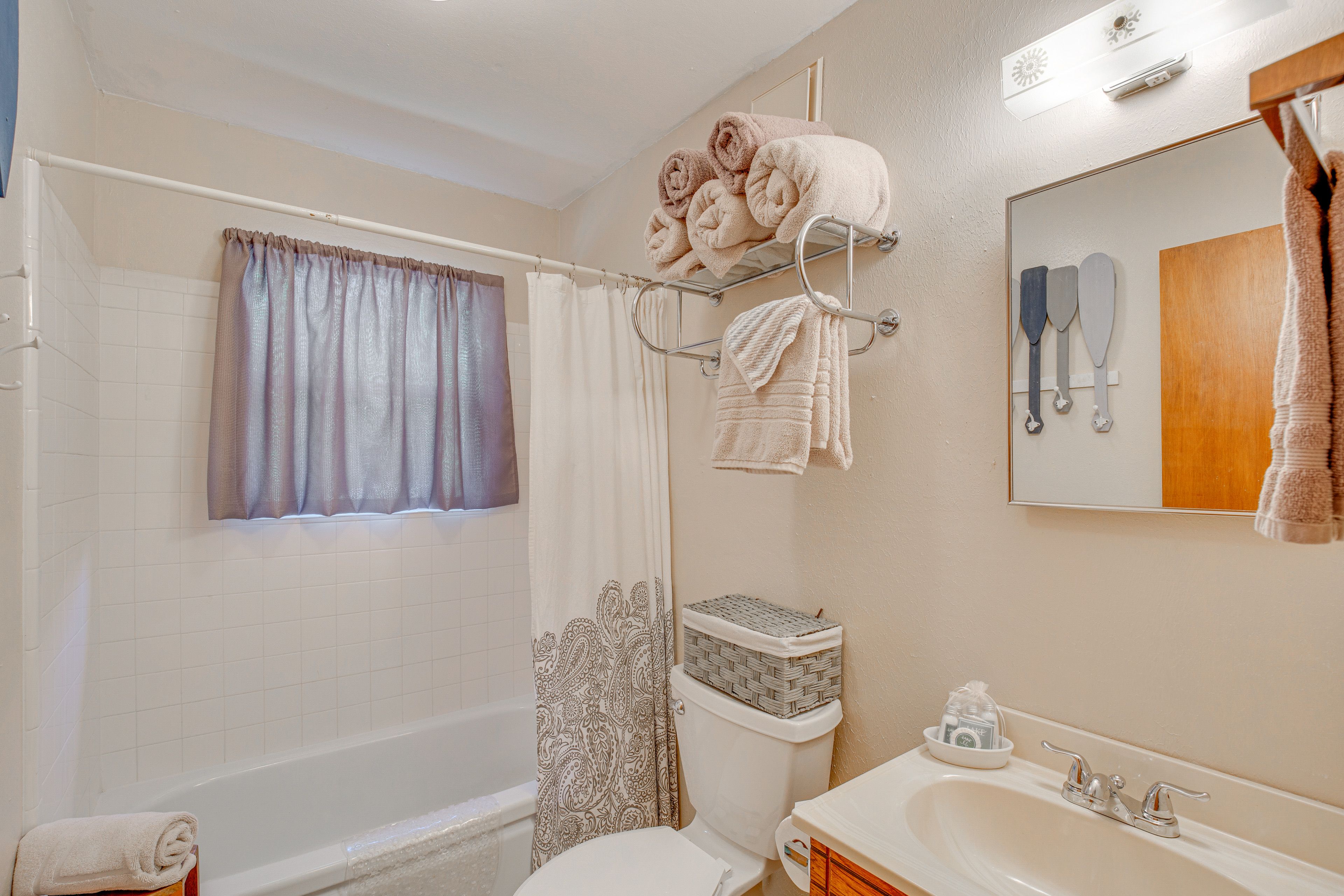 Full Bathroom | Towels Provided | Complimentary Toiletries