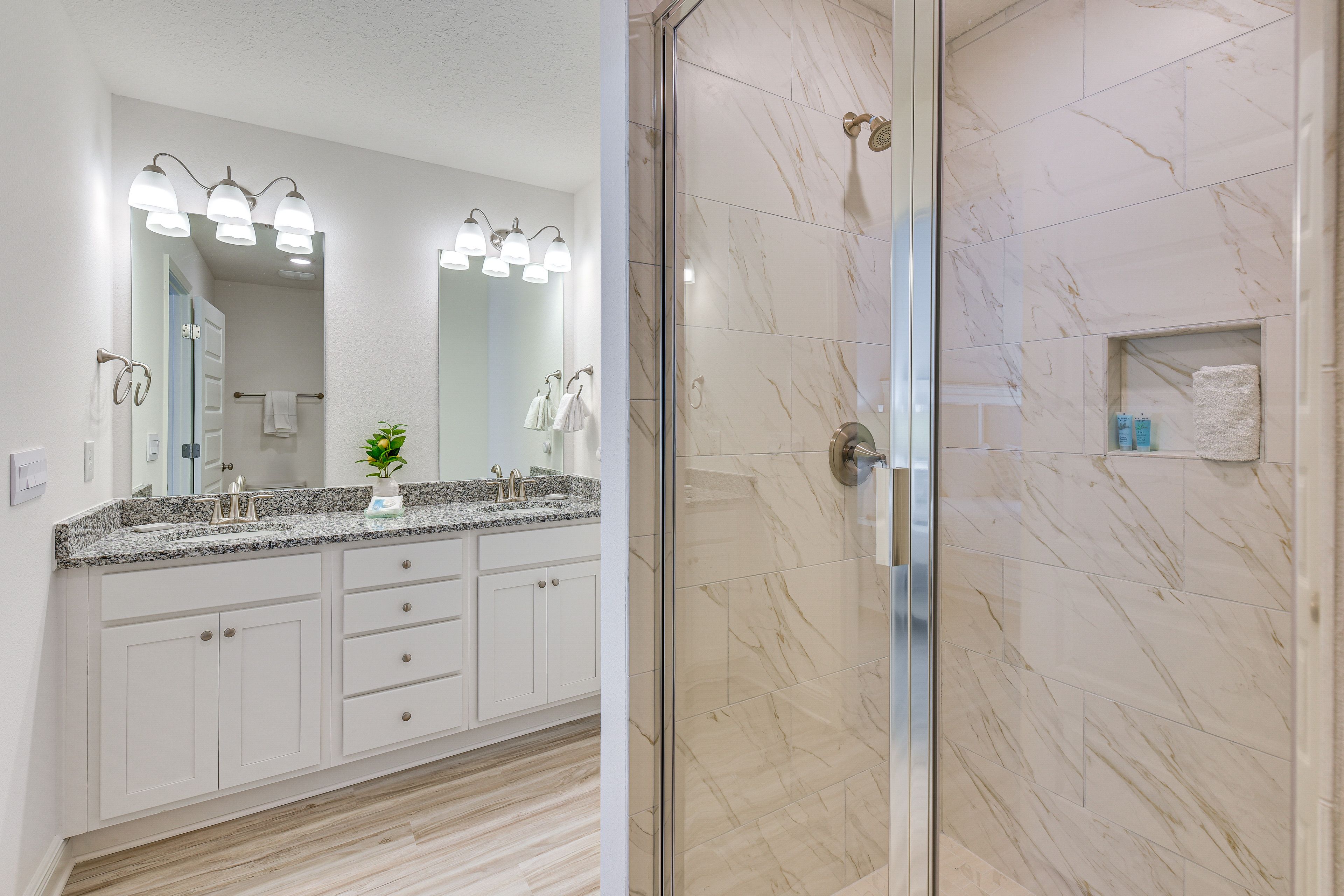 Full Bathroom | Towels Provided | 2nd Floor