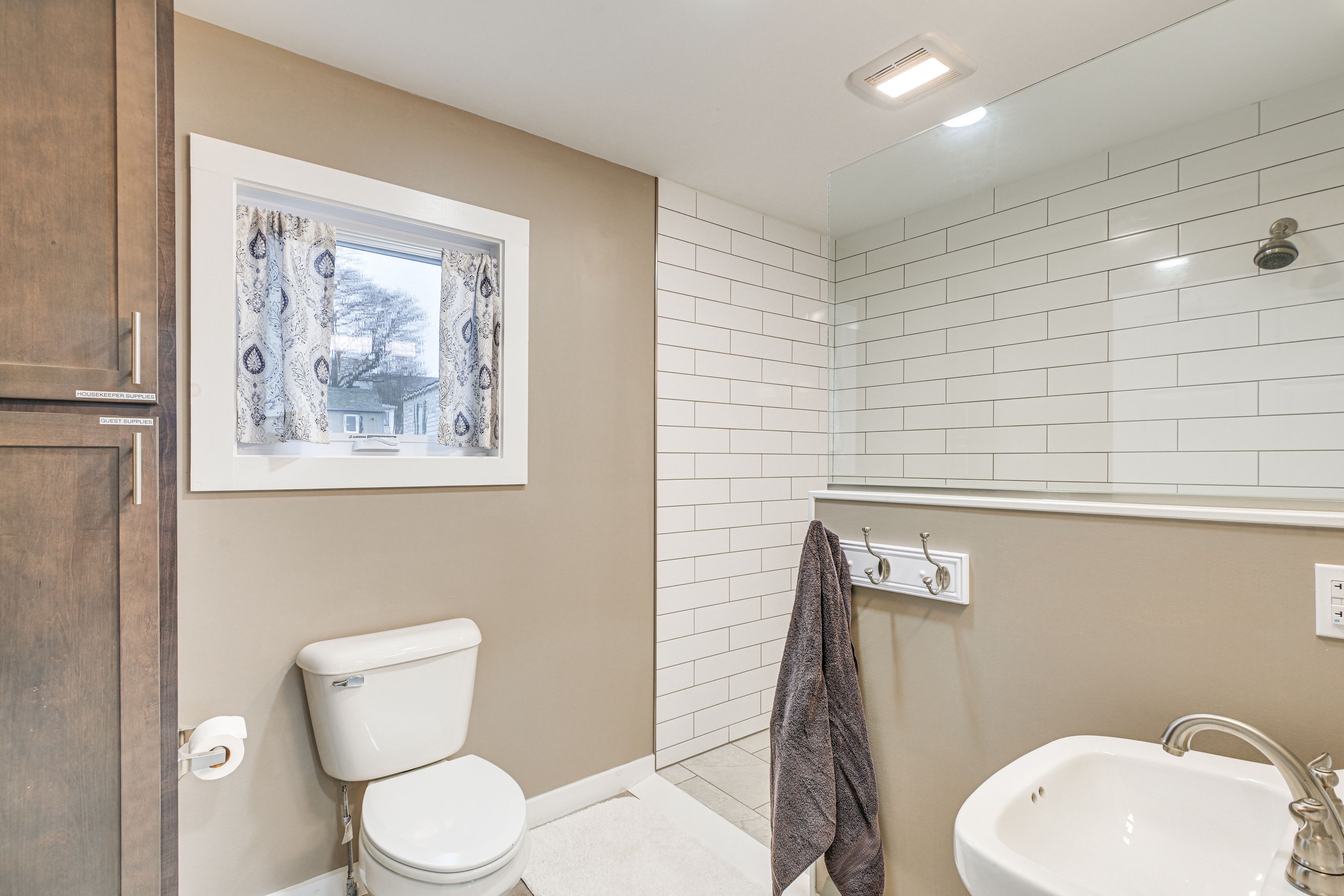 Full Bathroom | Towels Provided | Complimentary Toiletries | Hair Dryer