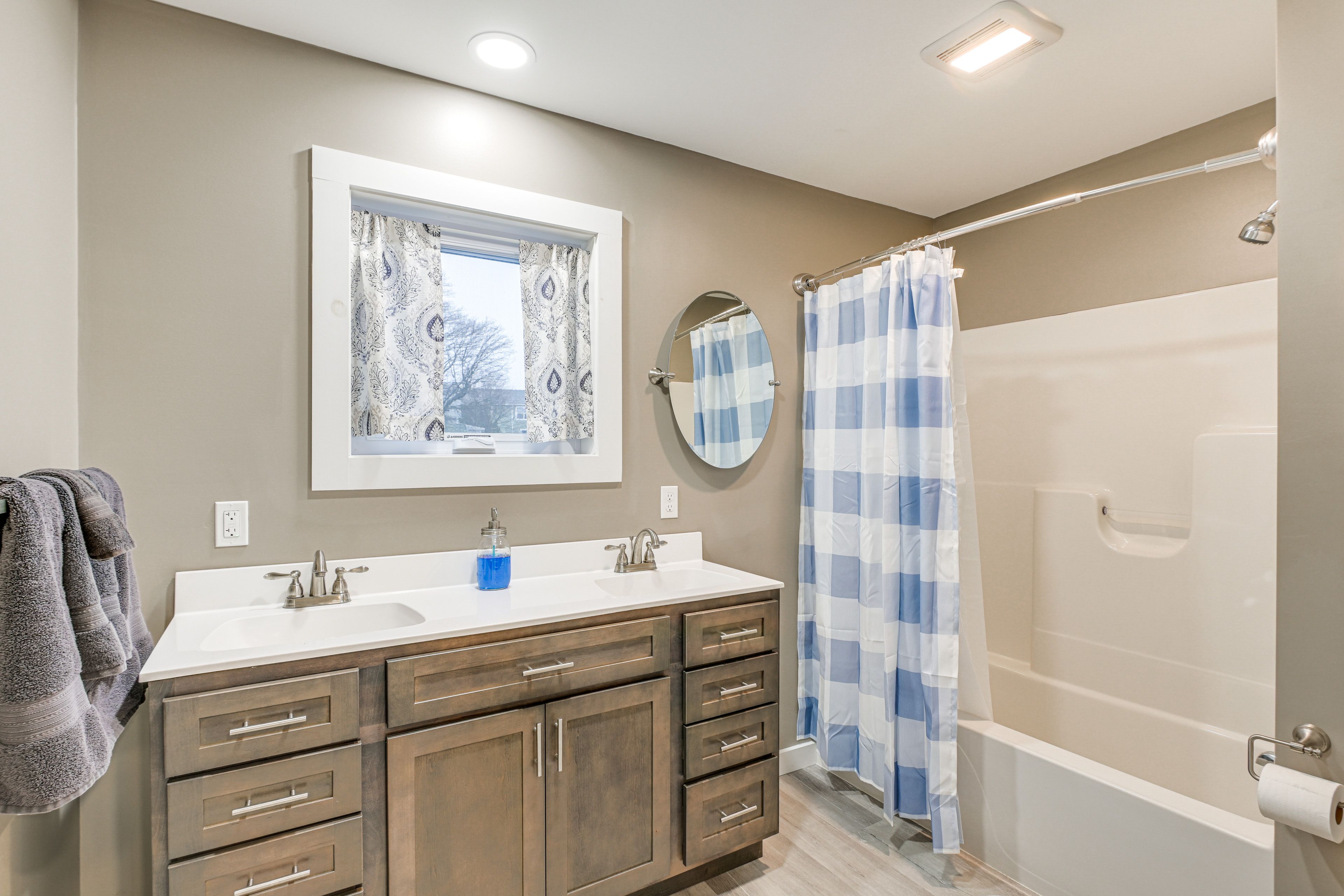 Full Bathroom | Towels Provided | Complimentary Toiletries | Hair Dryer