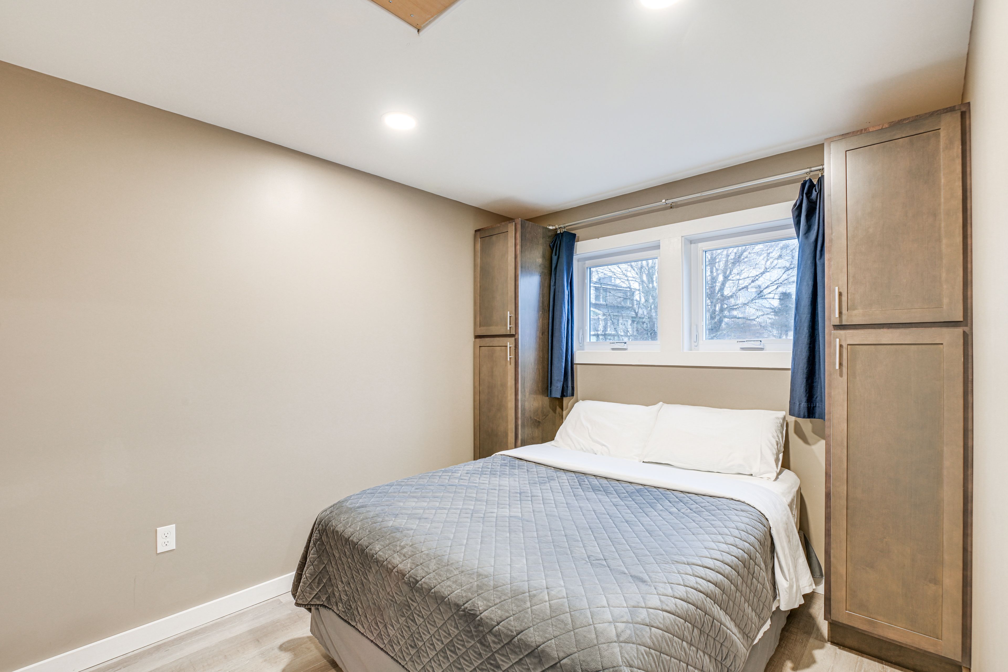 Bedroom 2 | Queen Bed | Hangers