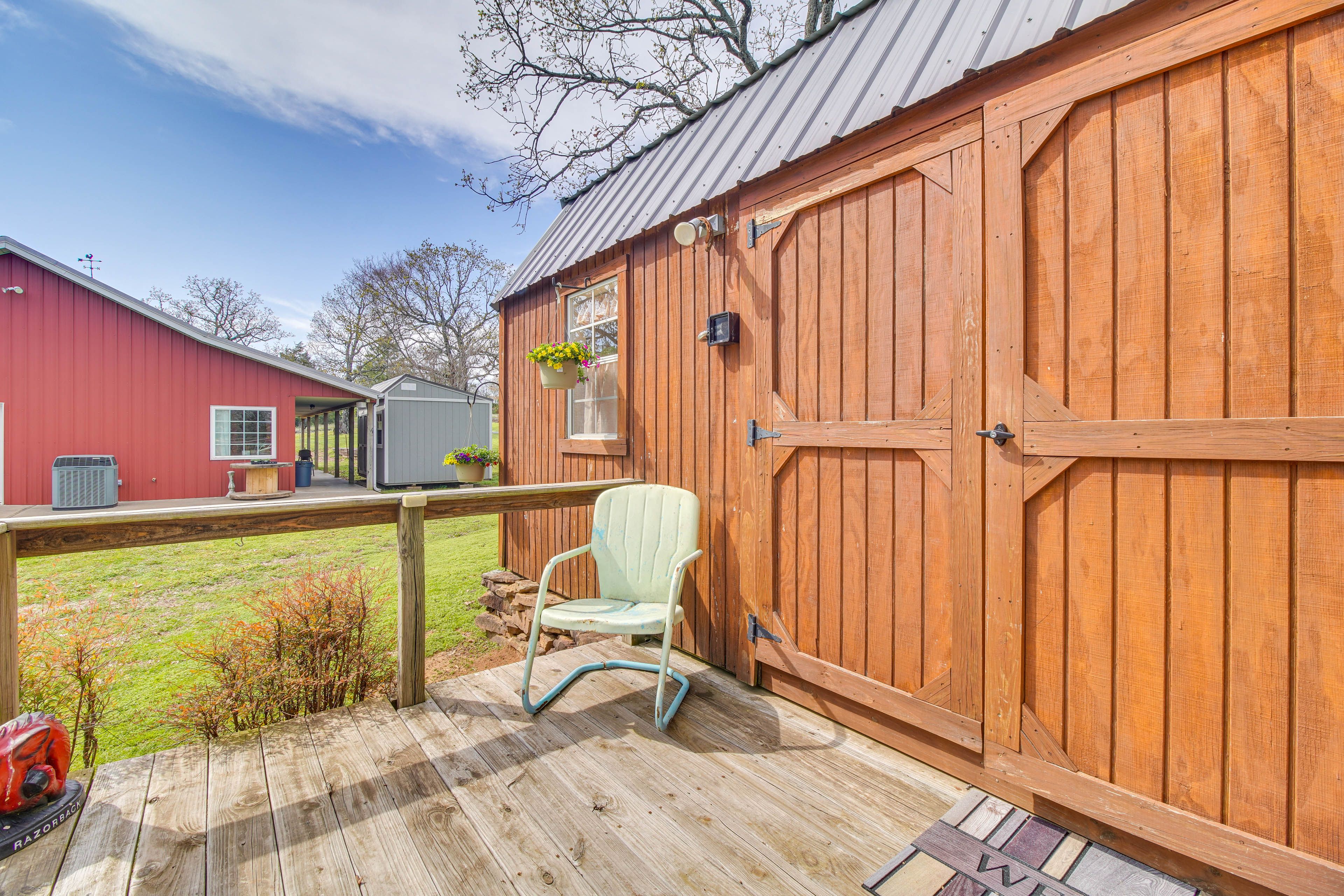 Property Exterior | Driveway (2 Vehicles)