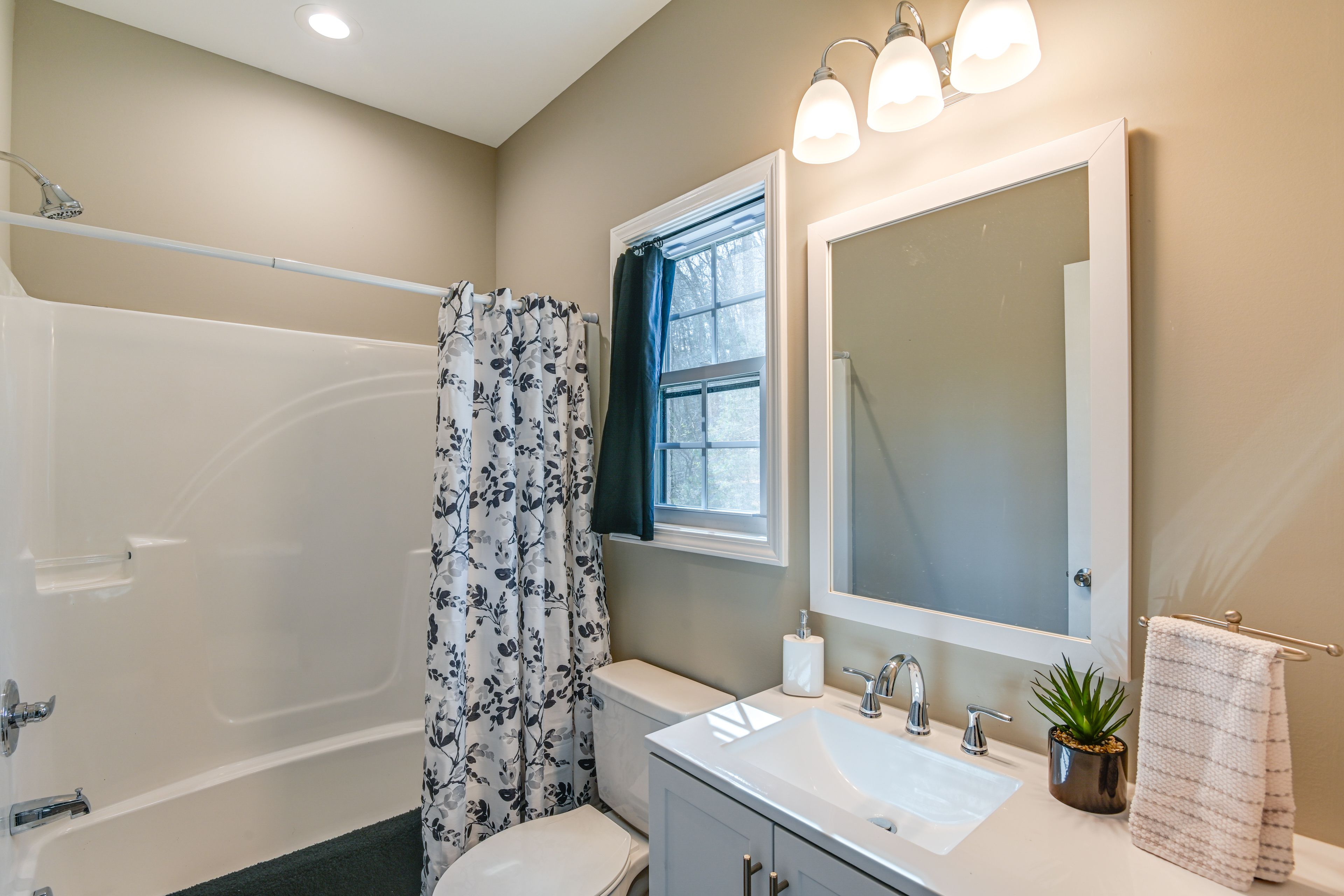 Full Bathroom | Towels Provided | Complimentary Toiletries