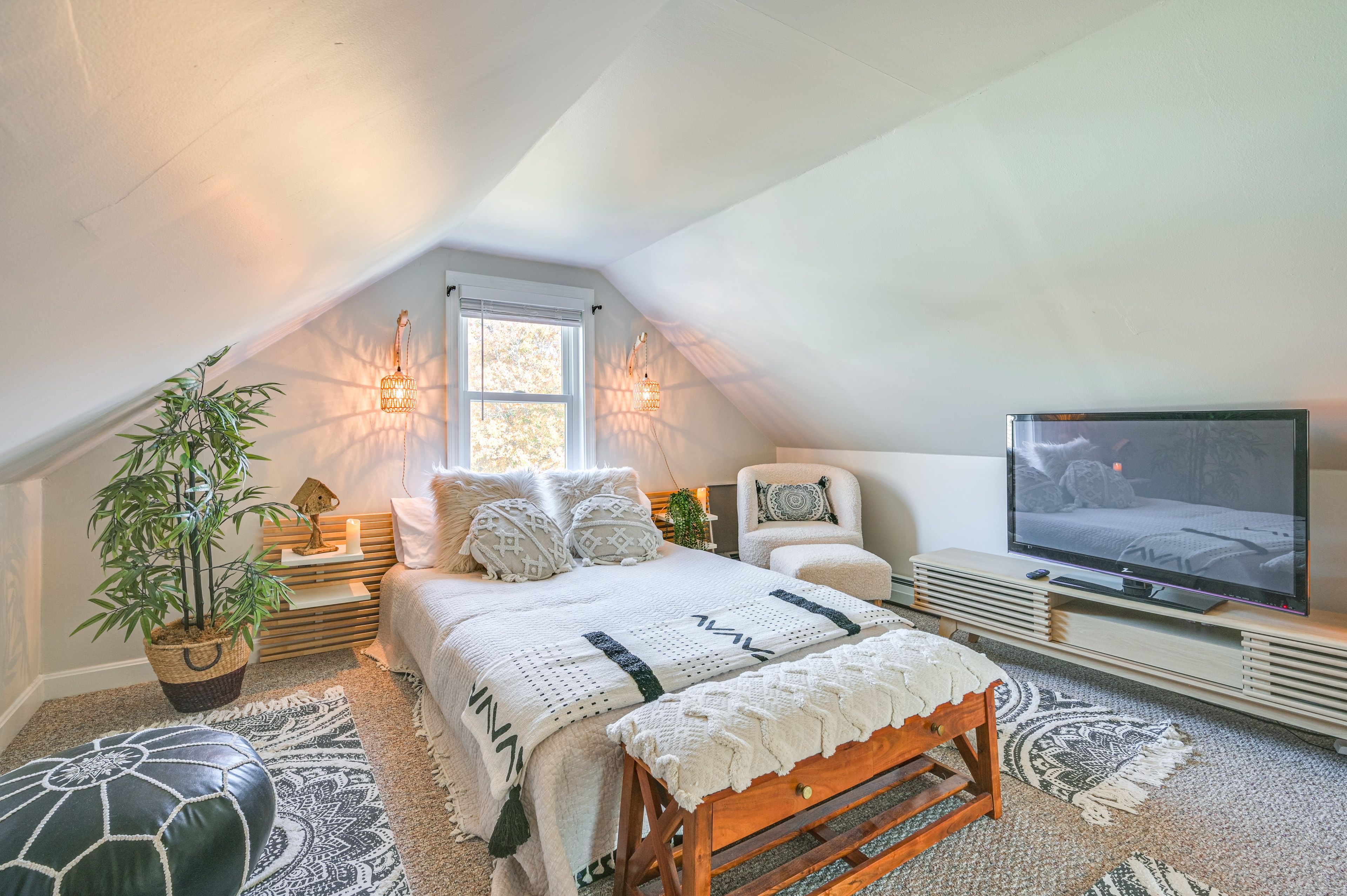 Bedroom 2 (Loft) | Full Bed | Smart TV | Upper Level