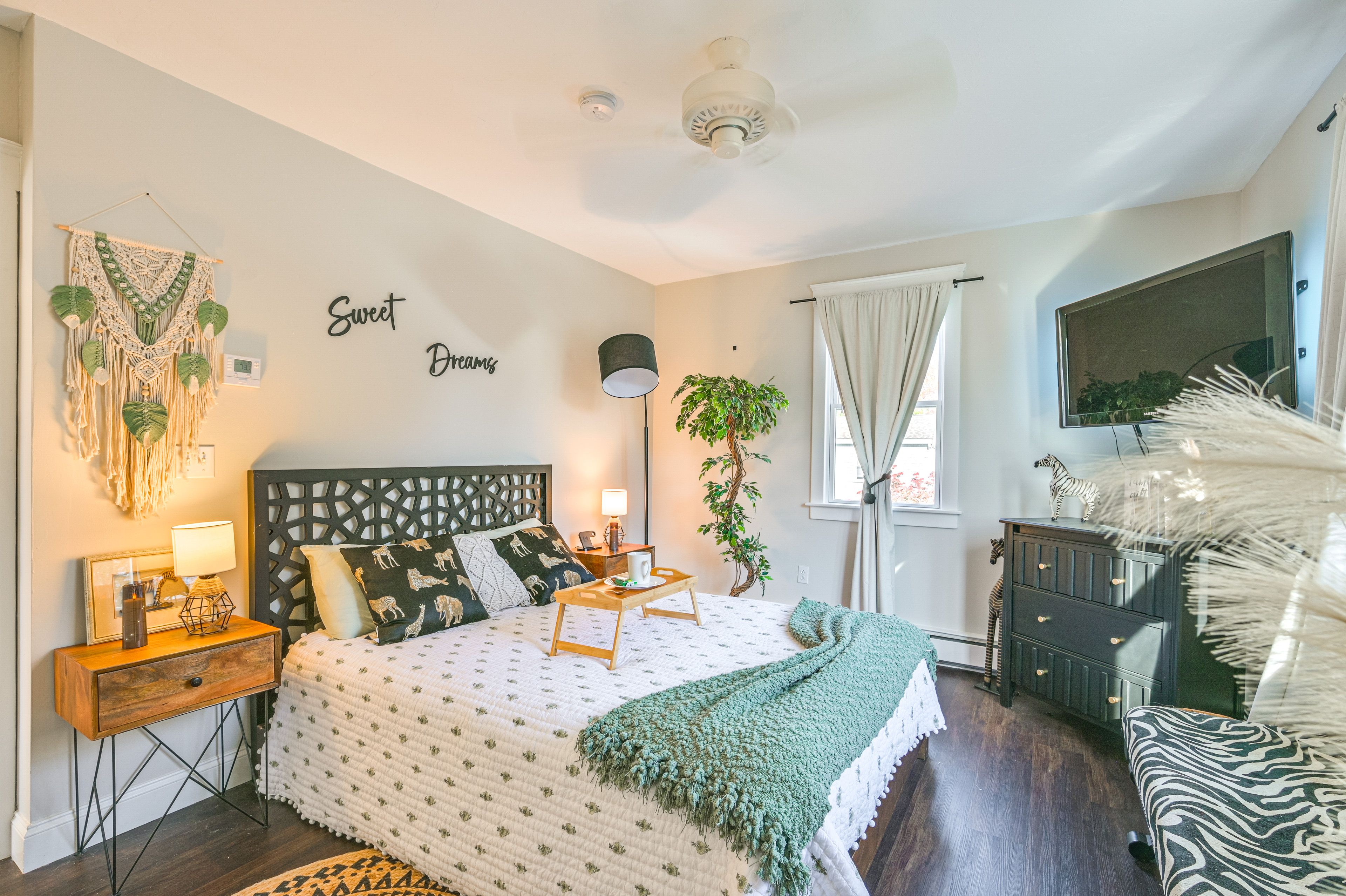 Bedroom 1 | Queen Bed | Smart TV | Linens Provided | Main Level